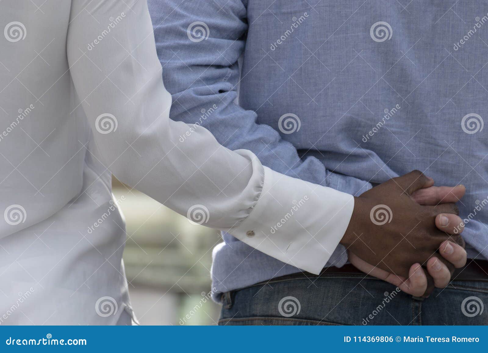 Amour interracial Homme et femme de course noire se serrant la main