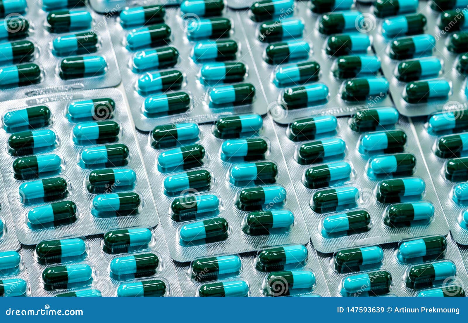 Зеленые антибиотики. Зелено синие таблетки капсулы. Антибиотики голубые капсулы. Голубо зеленые таблетки в капсуле. Таблетка капсула зелено голубая.