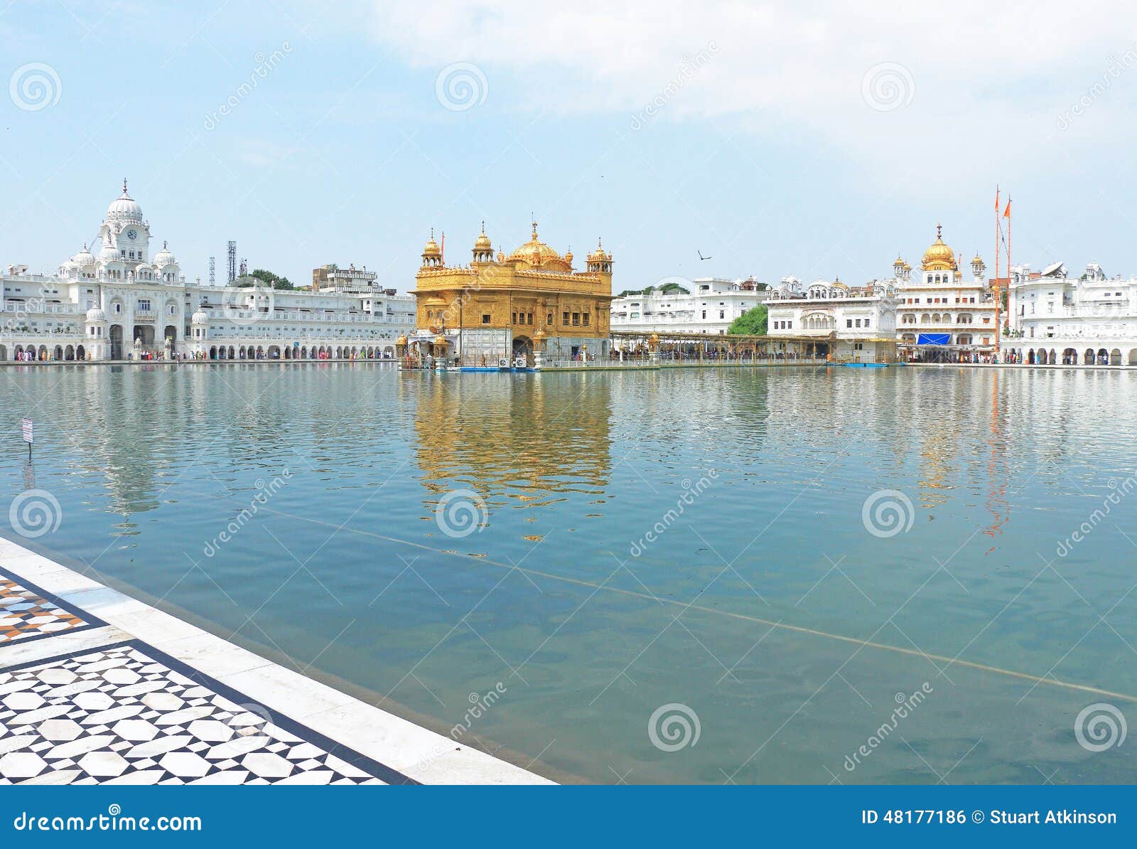 Amritsar Punjab goldent świątynni powikłani ind. Ten kompleks, Harmandir sahib lub Darbar także znać jako złota świątynia wspaniali, Ja budował Sikhijski guru, Guru Ramdaas sahib Ji w xvi wiek górne piętra świątynia zakrywa w złocie Więcej niż 100.000 ludzi odwiedzają świętego powikłanego dziennika dla cześć