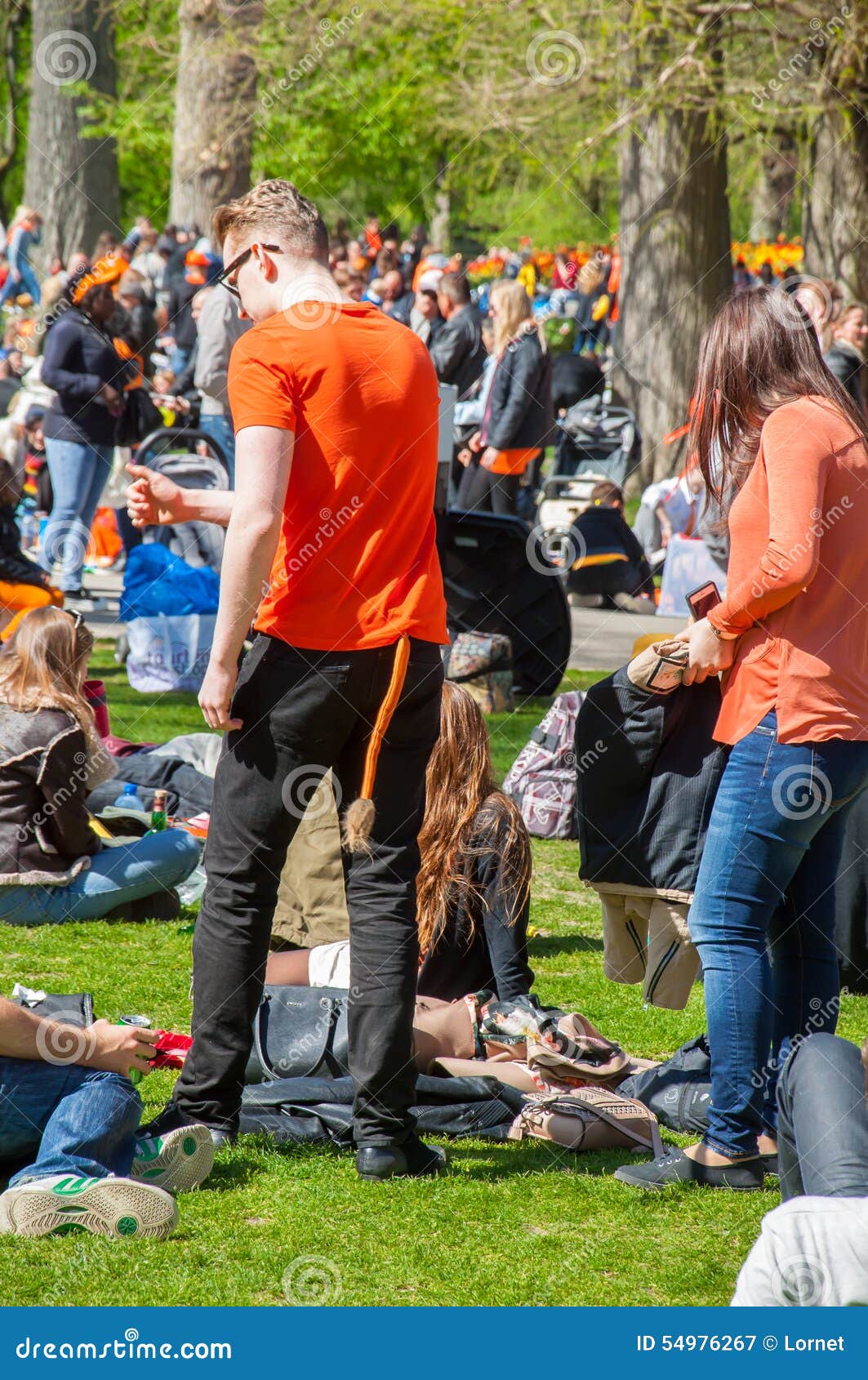 AMSTERDAM 27 APRILE: La gente in arancia celebra il Day di re aprile in 27,2015 in Vondelpark, Paesi Bassi. Il Vondelpark è un parco urbano pubblico in Amsterdam, Paesi Bassi