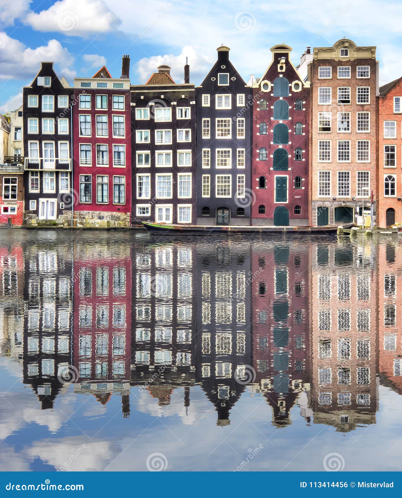 Ontwapening religie Yoghurt Amsterdam Architecture with Reflection in Damrak Canal, Netherlands Stock  Photo - Image of amsterdam, dancing: 113414456