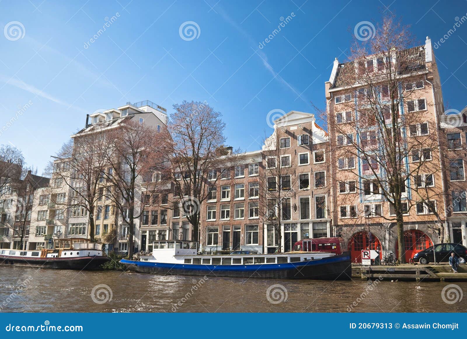 Amsterdam-Atmosphäre von der Bootsansicht. Boote und Häuser sind von Amsterdam das eindeutige