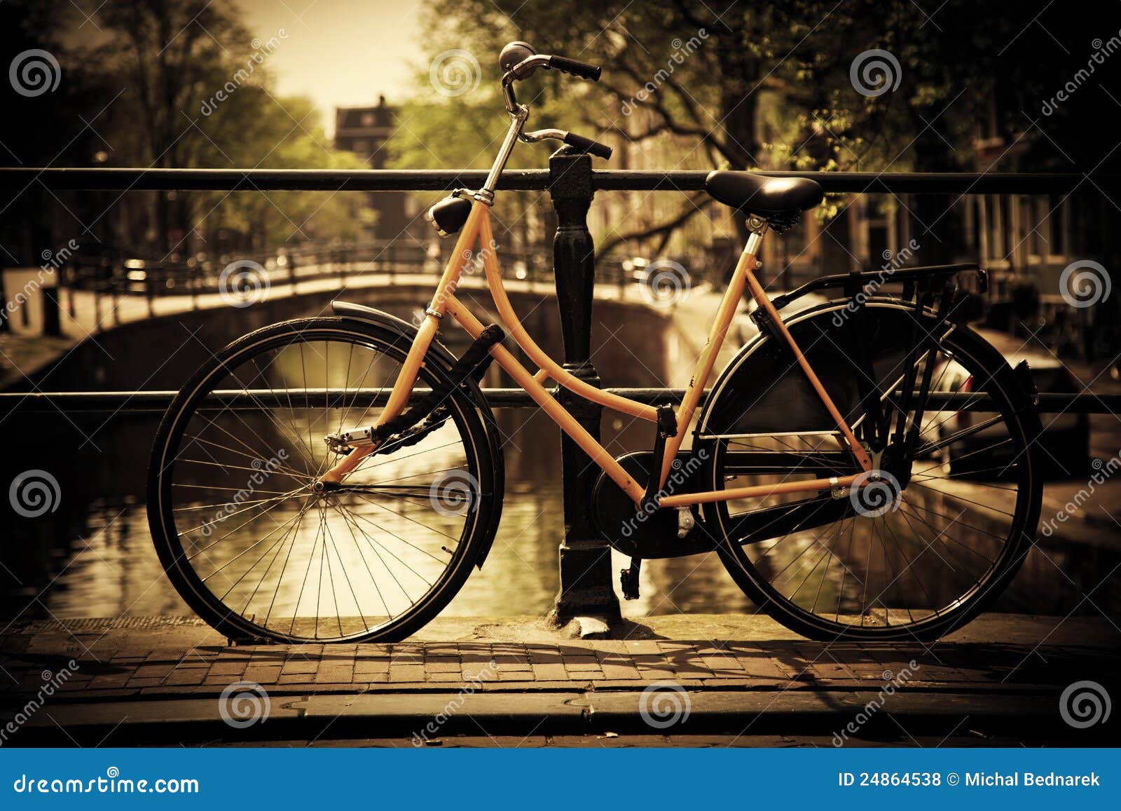 Amsterdam. Canal romántico, bici. Amsterdam, Holanda, Países Bajos. Puente romántico del canal, bici retra. Ciudad vieja