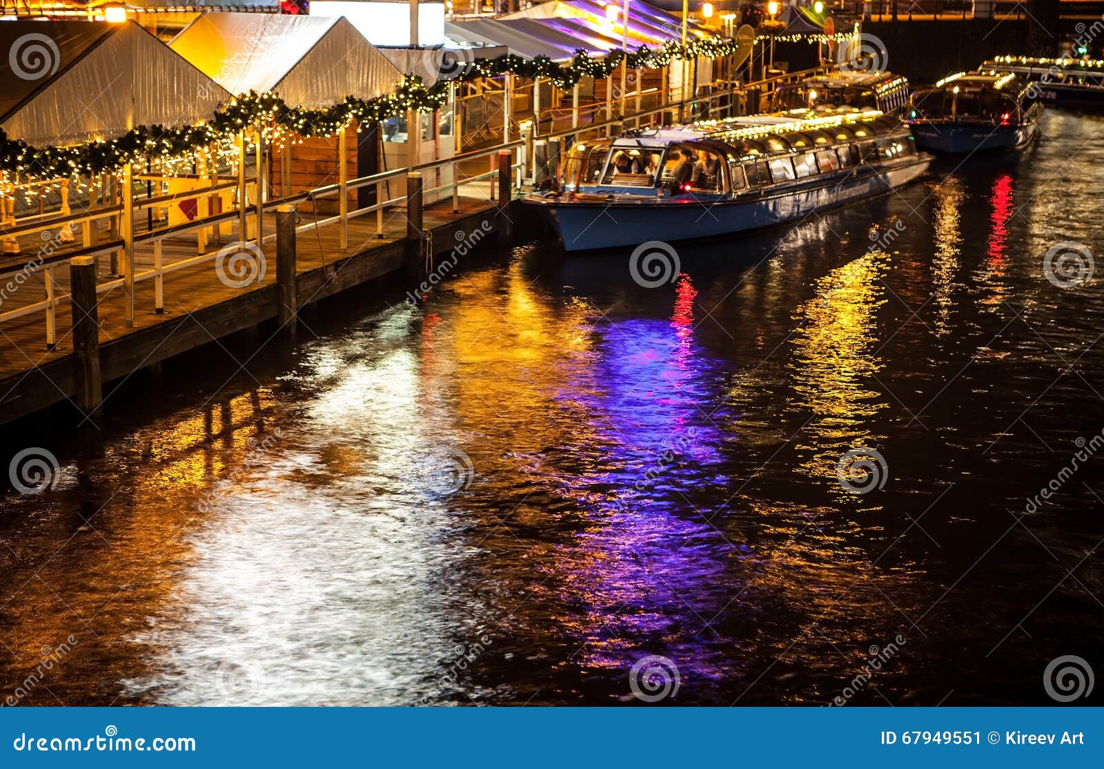 AMSTERDAM, DIE NIEDERLANDE - 17. JANUAR 2016: Ð-¡ ruise Boot in den Nachtkanälen von Amsterdam am 17. Januar 2016. AMSTERDAM, DIE NIEDERLANDE - 17. JANUAR 2016: Ð-¡ ruise Boot in den Nachtkanälen von Amsterdam-Nahaufnahme am 17. Januar 2016 in Amsterdam - Netherland