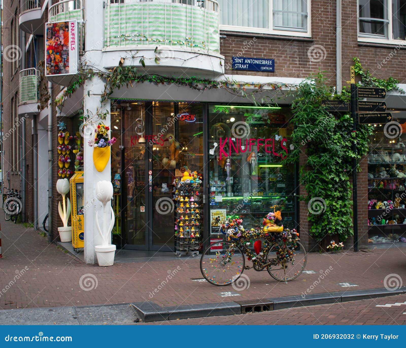 Pardon Ladder zondaar Knuffels Souvenir and Gift Shop in Amsterdam. Beautiful Colourful Shop  Front Editorial Photography - Image of flower, footwear: 206932032