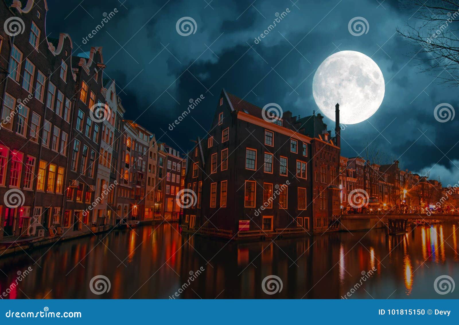 Photo De La Lune Pix Ville Et Pays Amsterdam La Nuit Aux Pays-Bas Par La Pleine Lune Image éditorial - Image du architecture, bateau: 101815150