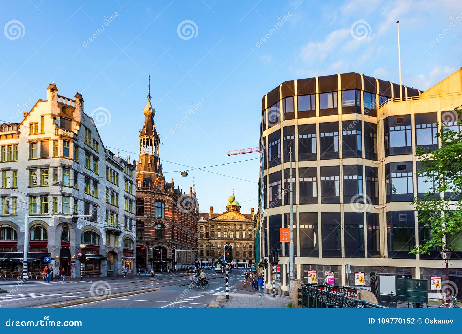 AMSTERDAM, NEDERLAND - 10 JUNI, 2014: Mooie sreets van Amsterdam op de zomerdag Amsterdam is de hoofd en meest dichtbevolkte gemeente van Nederland