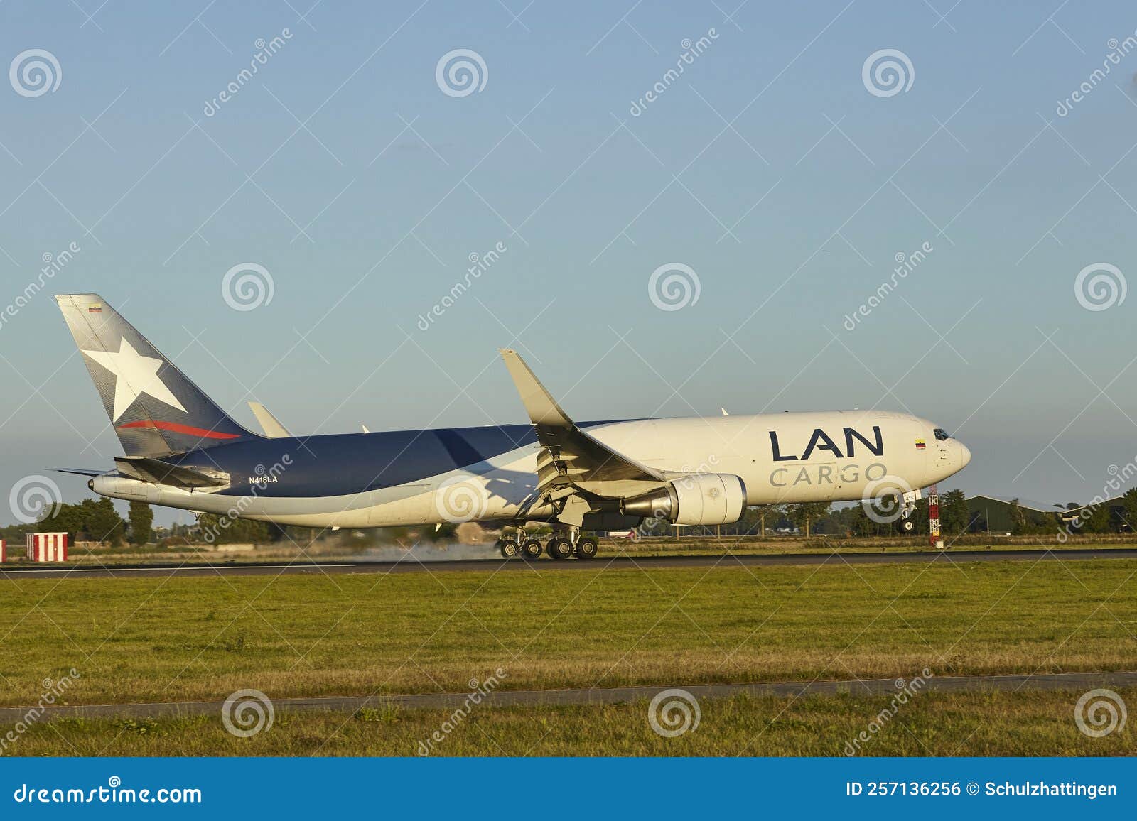 Amsterdam Airport Schiphol - Boeing 767-316FER of LATAM Cargo Colombia  Lands Editorial Photo - Image of amsterdam, view: 257136256