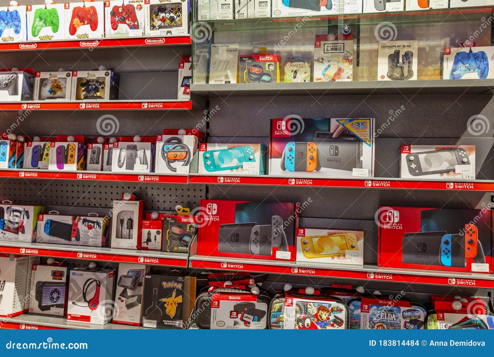 ik ben gelukkig vleugel Downtown Amsterdam, Netherlands, 10/10/2019: Shelves with Video Games in the Store.  Big Choice Editorial Stock Image - Image of market, game: 183814484