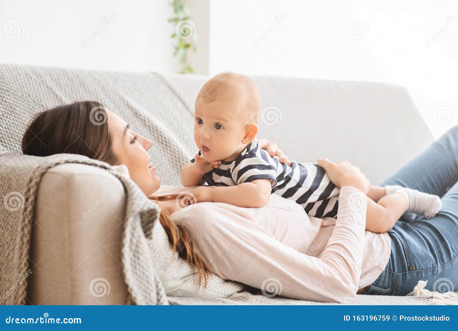 Amusant Petit Lien De Bebe Avec Maman Allonge Sur Un Canape Ensemble Image Stock Image Du Conge Confortable Amusant Petit Lien De Bebe Avec Maman Allonge Sur Un Canape Ensemble Image Stock Image Du Conge Confortable