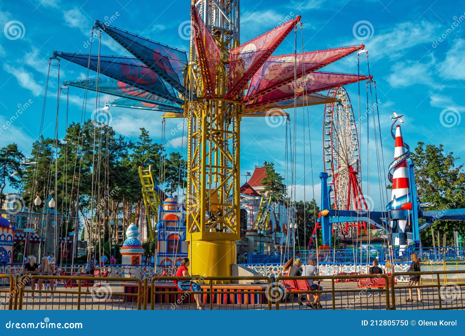 https://thumbs.dreamstime.com/z/amusement-gorky-park-kharkiv-ukraine-august-colorful-carousels-ferries-wheel-people-having-fun-summer-cityscape-sunny-day-212805750.jpg