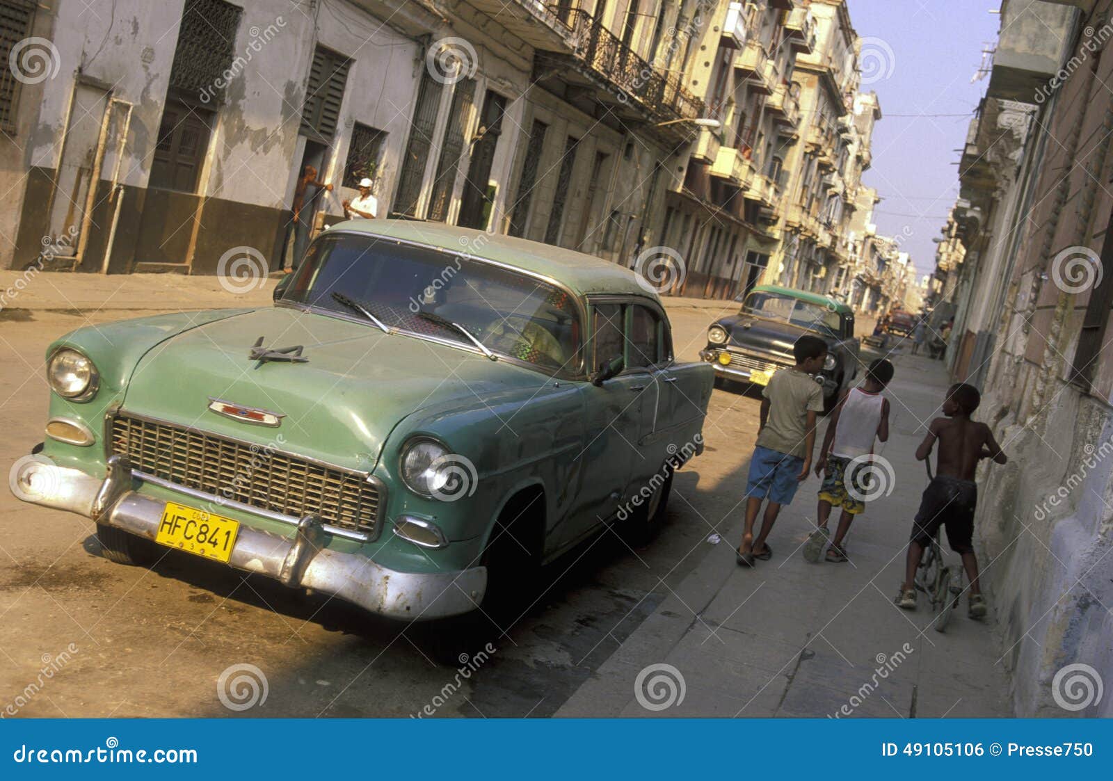 AMÉRICA CUBA HAVANA. Carros velhos no townl velho da cidade de Havana em Cuba no mar das caraíbas