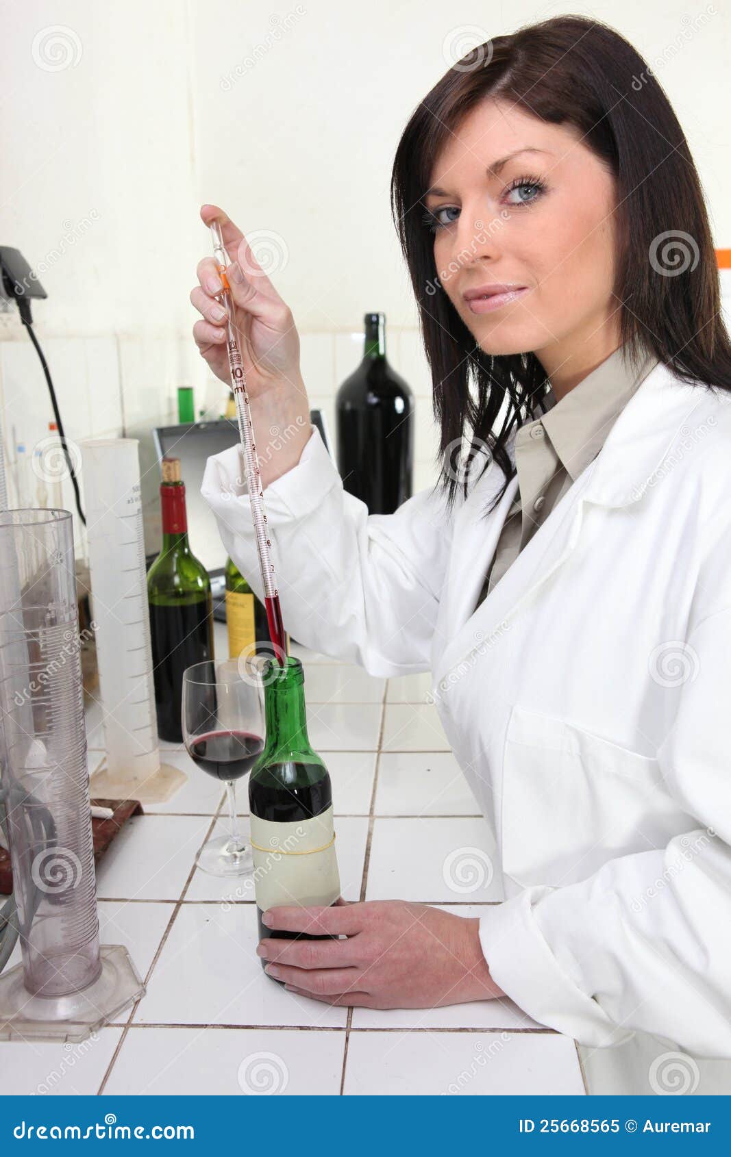 Analisis Del Vino Imagen De Archivo Imagen De Revise 25668565