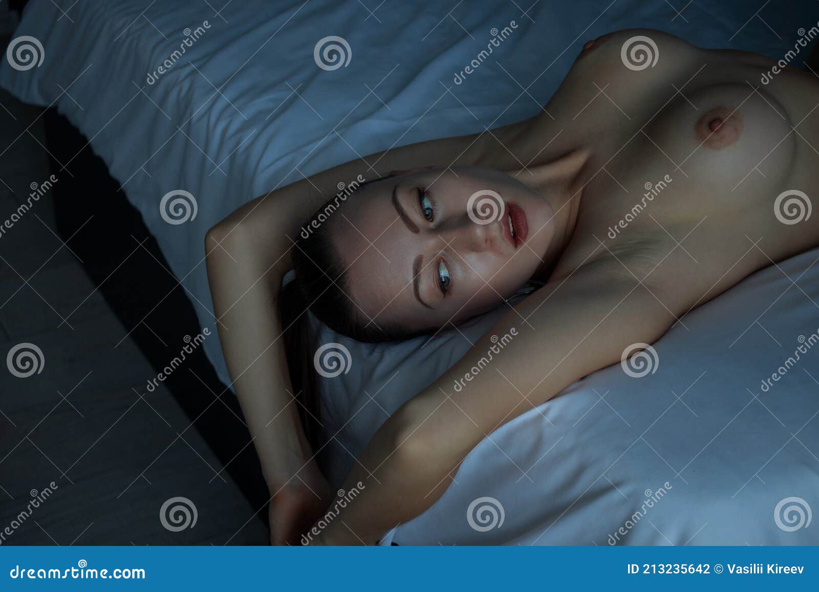 Mulher pelada deitada na cama