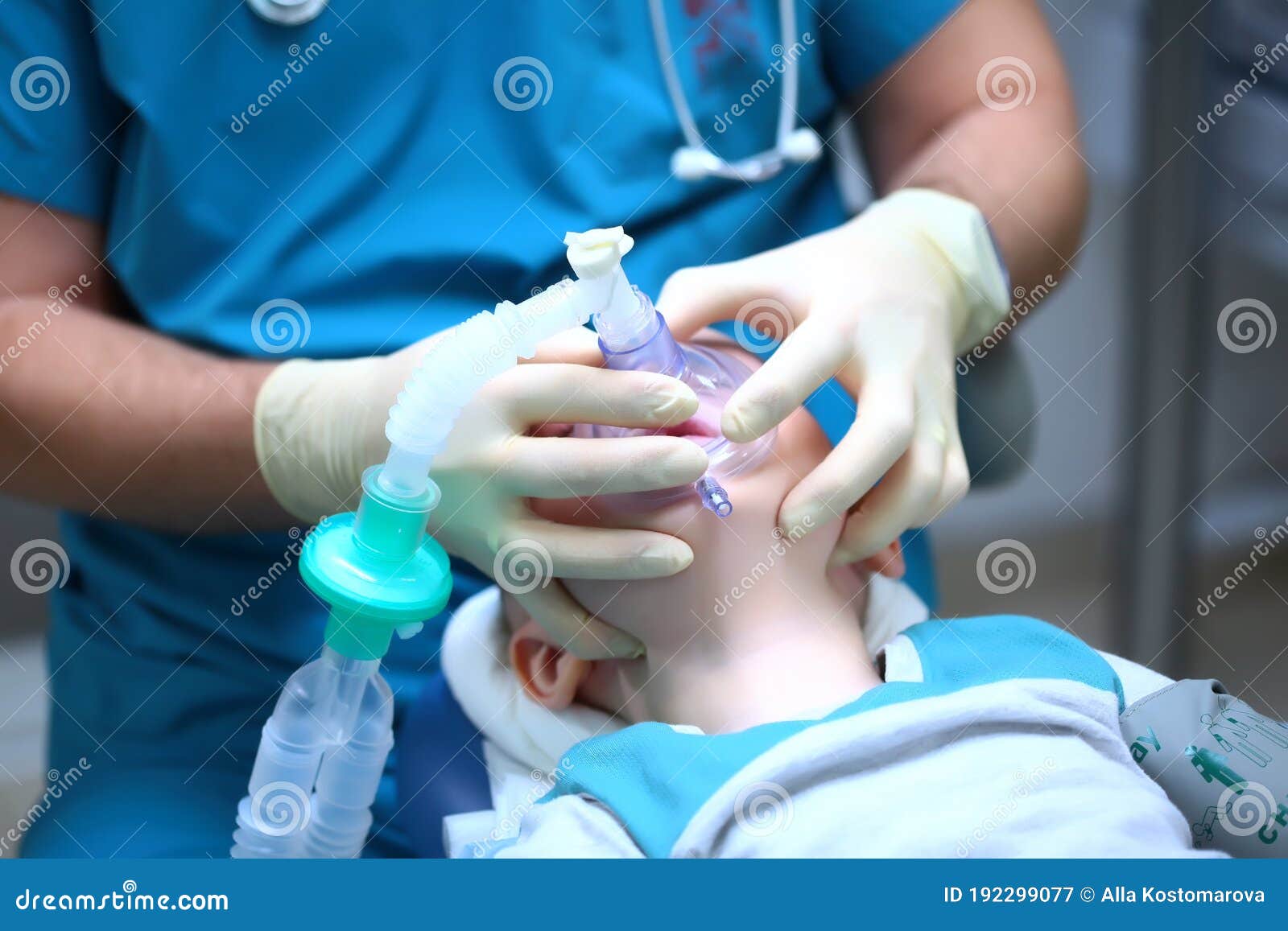 Наркоз ребенку в год. Общий наркоз через маску. Стоматологическая операция у ребенка.