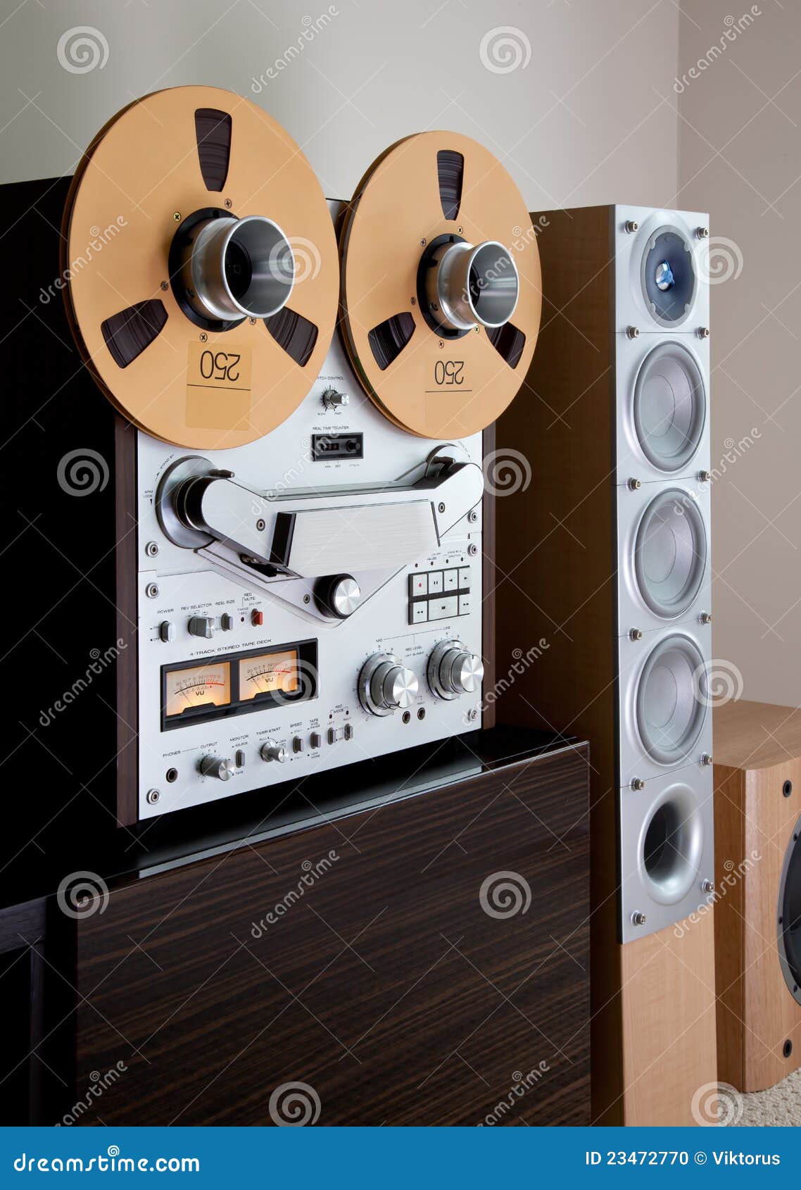 https://thumbs.dreamstime.com/z/analog-stereo-open-reel-tape-deck-recorder-23472770.jpg
