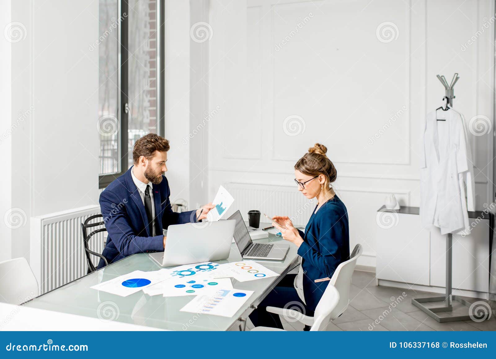 analytic managers team working at the office
