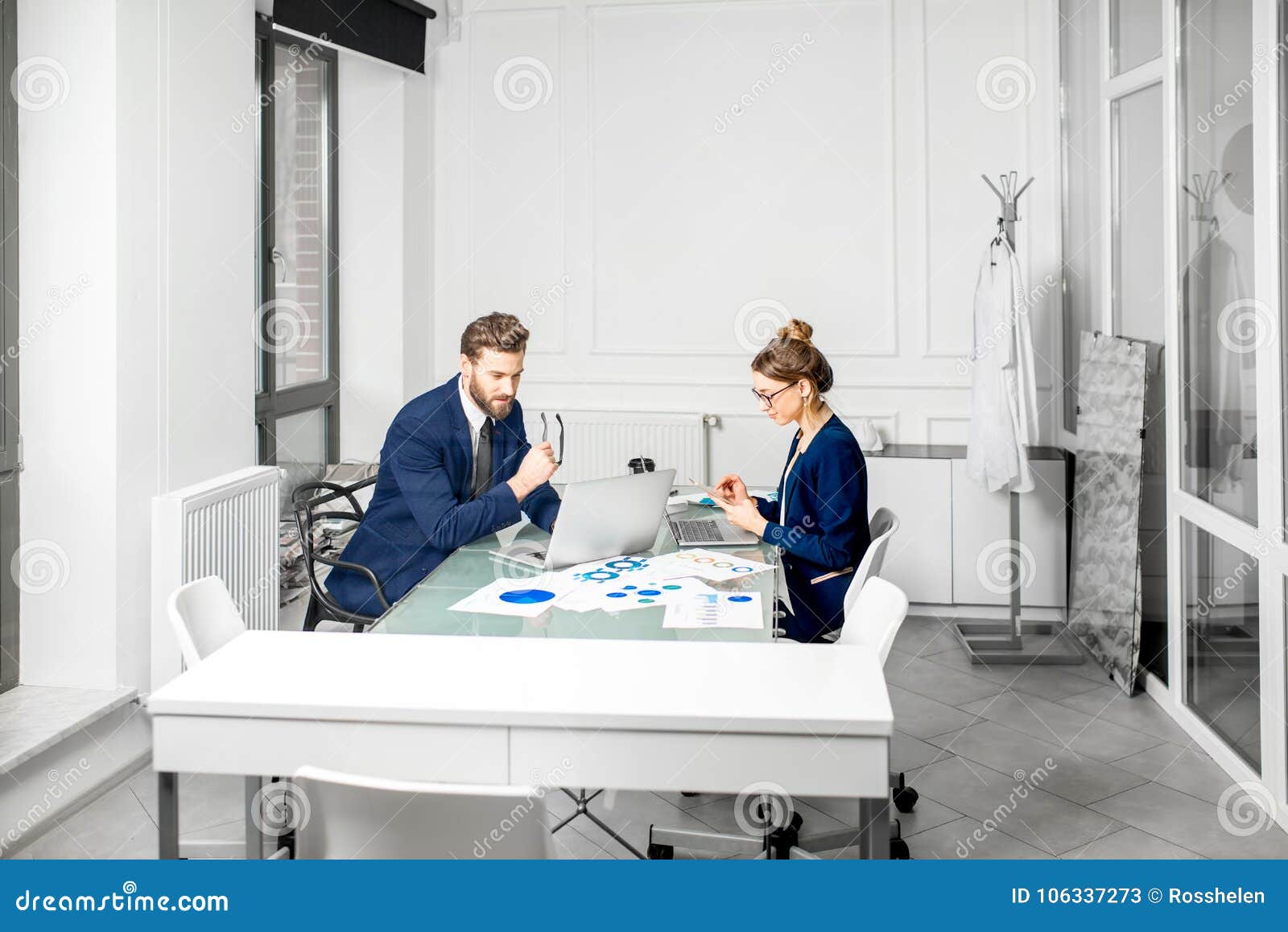 analytic managers team working at the office
