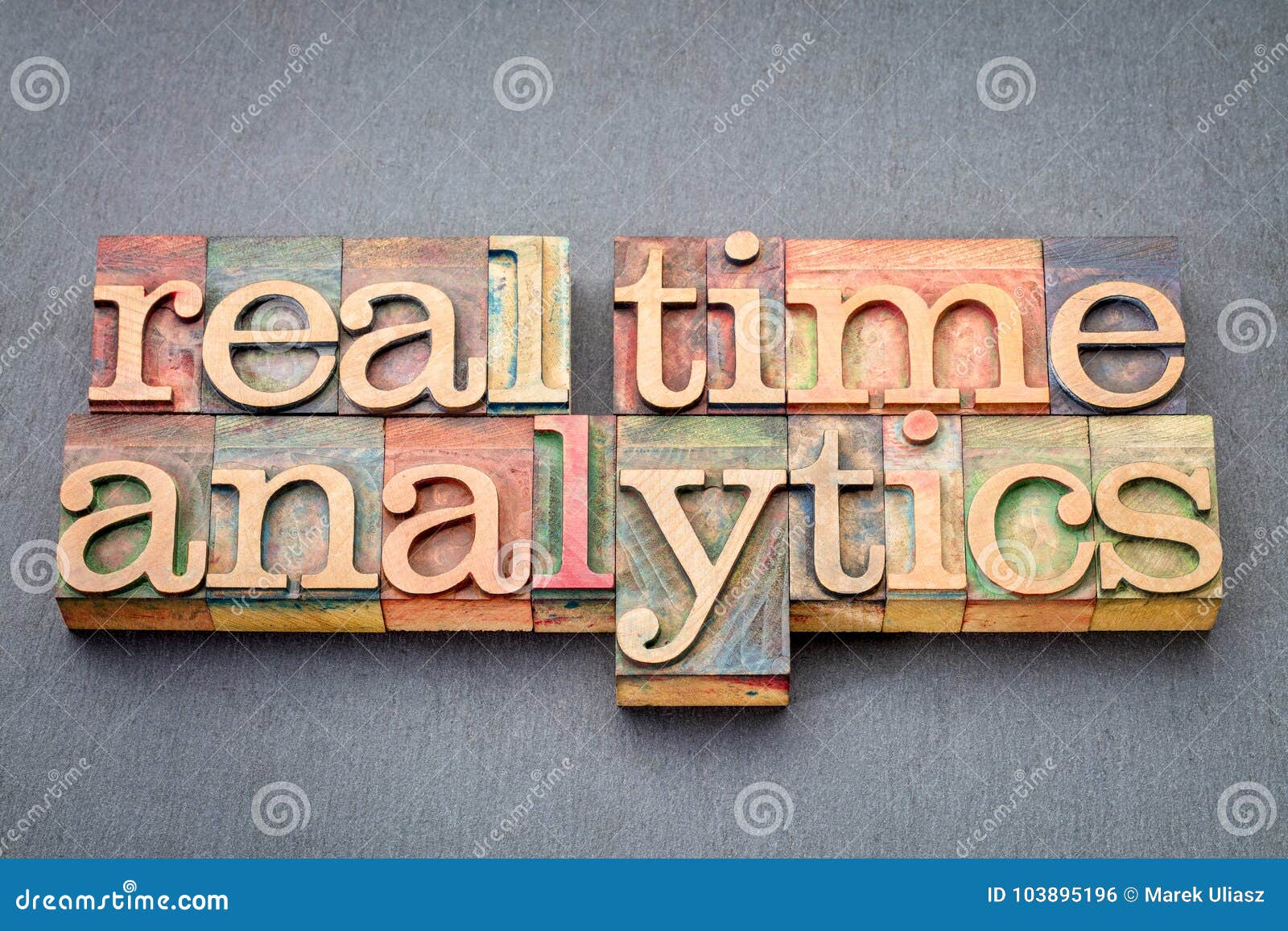 Analytics en tiempo real en el tipo de madera. Los analytics en tiempo real redactan el extracto en el tipo de madera de la prensa de copiar del vintage contra piedra de la pizarra