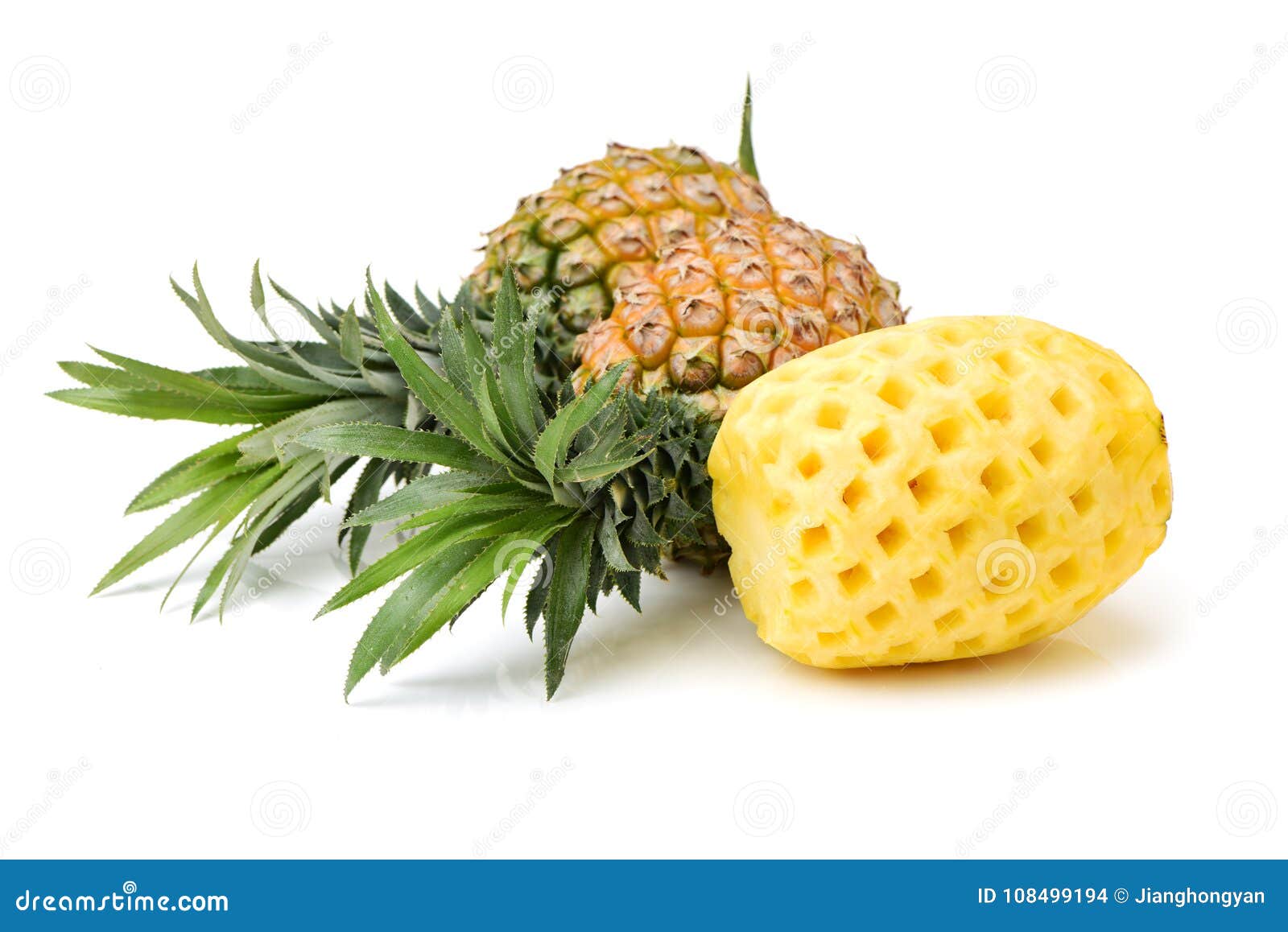 Photo libre de droit de Épluché Ananas Avec Des Feuilles Vert Isolé Sur  Blanc banque d'images et plus d'images libres de droit de Épluché - iStock