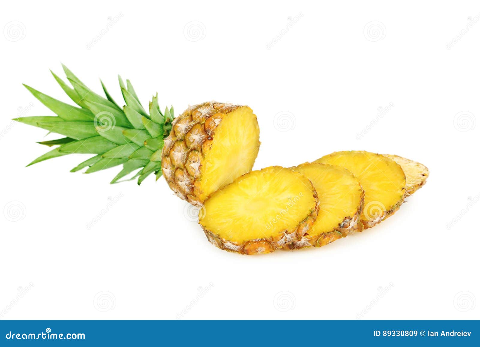 Skivor av ananas på en vit