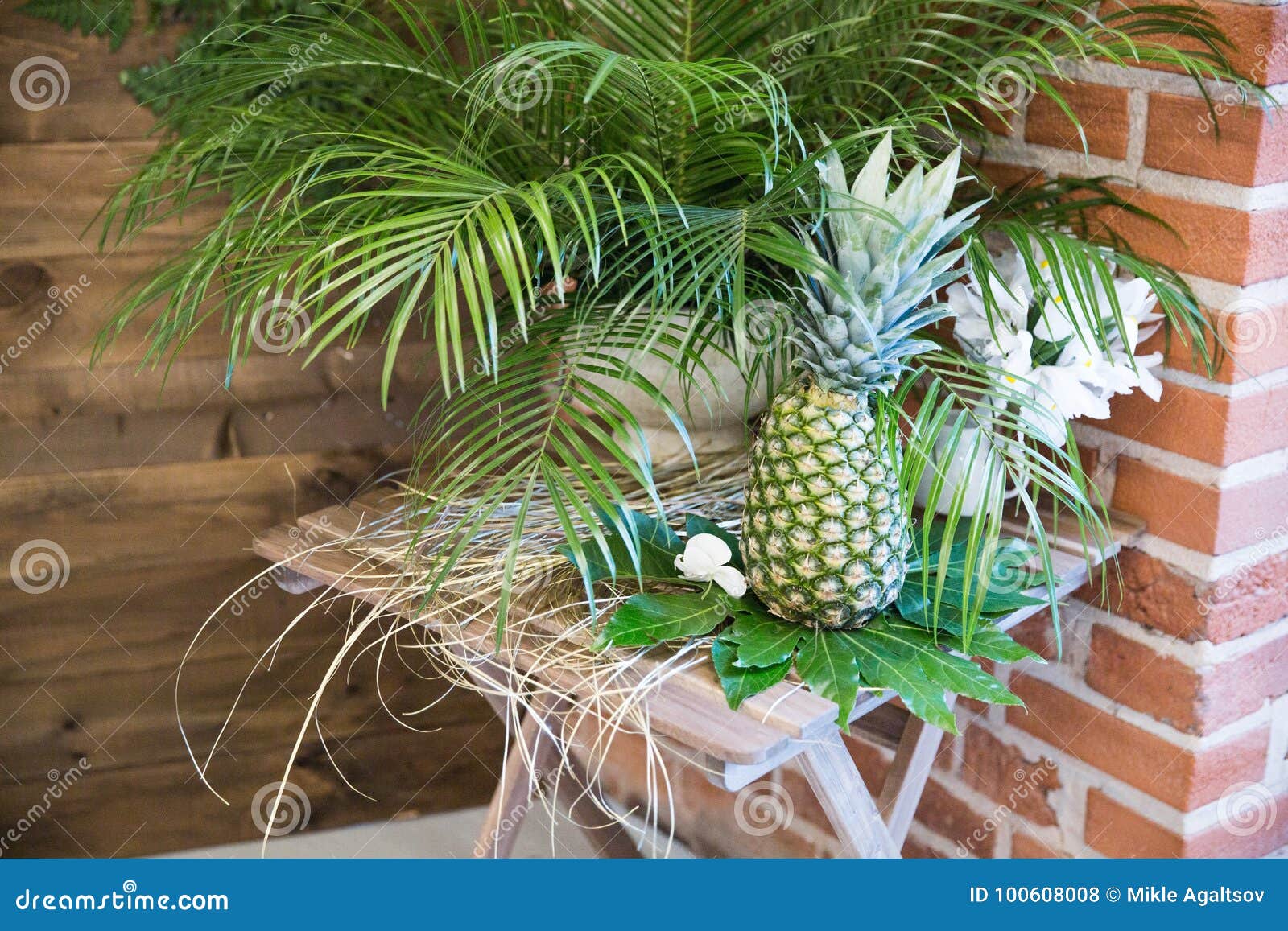 Ananas Auf Dem Tisch Verziert Mit Blumen Stockfoto - Bild von kupfer ...