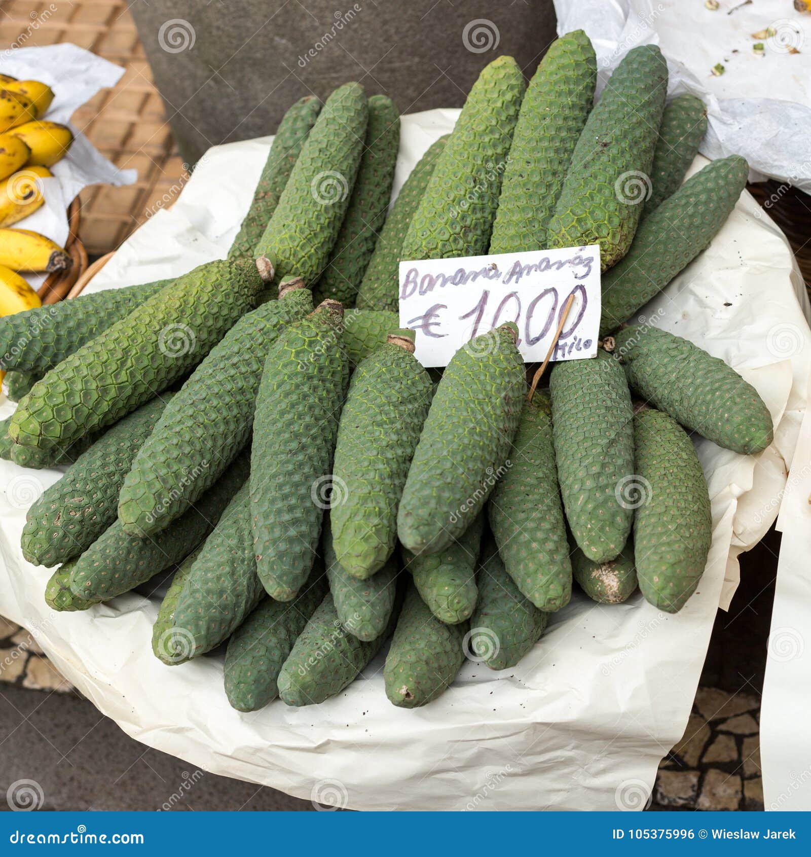 Ananas-Bananenfrucht stockfoto. Bild von verkauf, gesundheit - 105375996