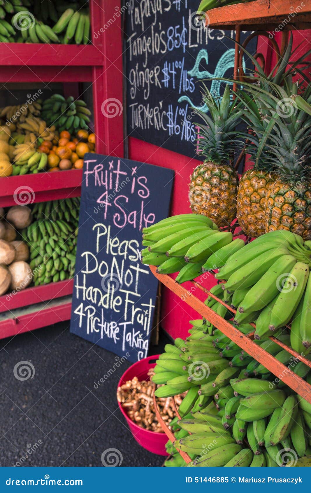 Ananas Ed Altri Frutti Da Vendere Ad Un Chiosco Al Margine