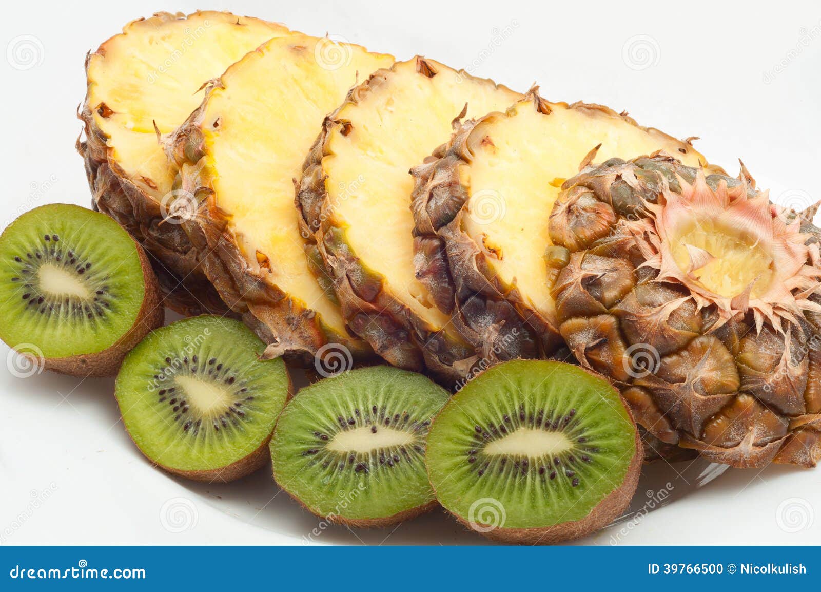 Ananas En Kiwi Op Een Plaat Stock Foto - Image of diëet, sappig: 39766500