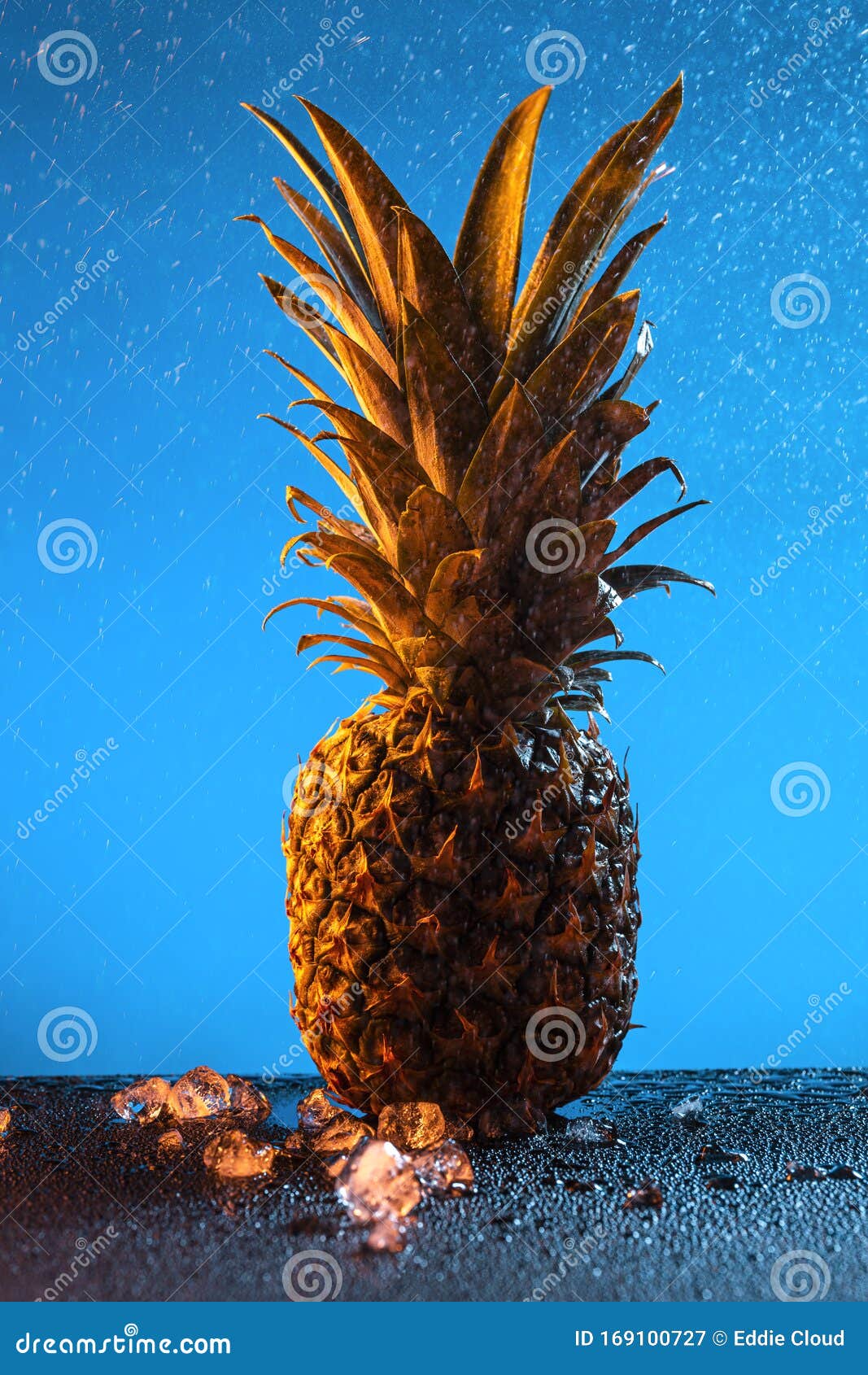 Ananas, Frisch Im Icy Water-Hintergrund Verstürzt Stockbild - Bild von ...