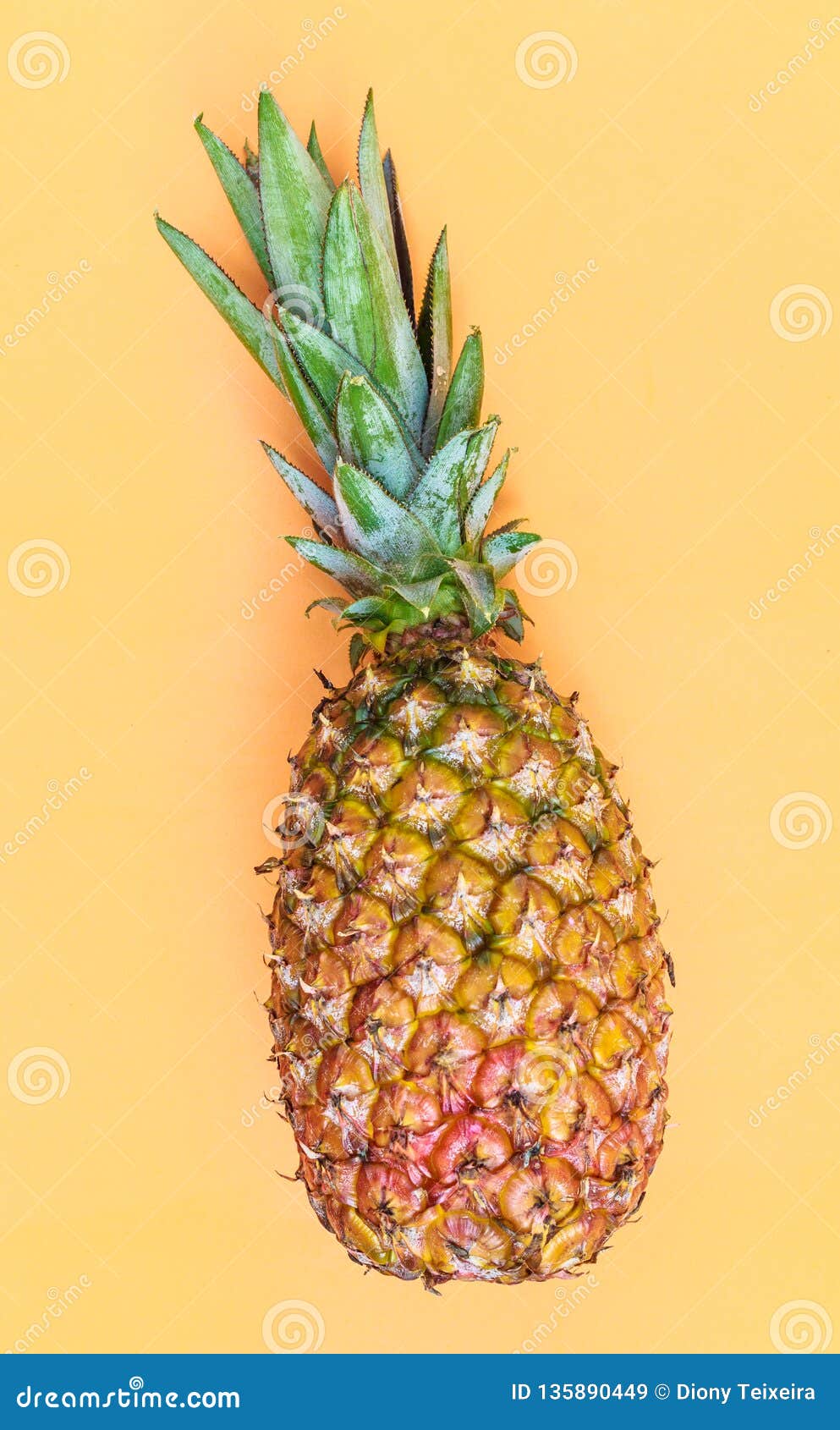 Ananas, heerlijk exotisch tropisch fruit Oranje Achtergrond