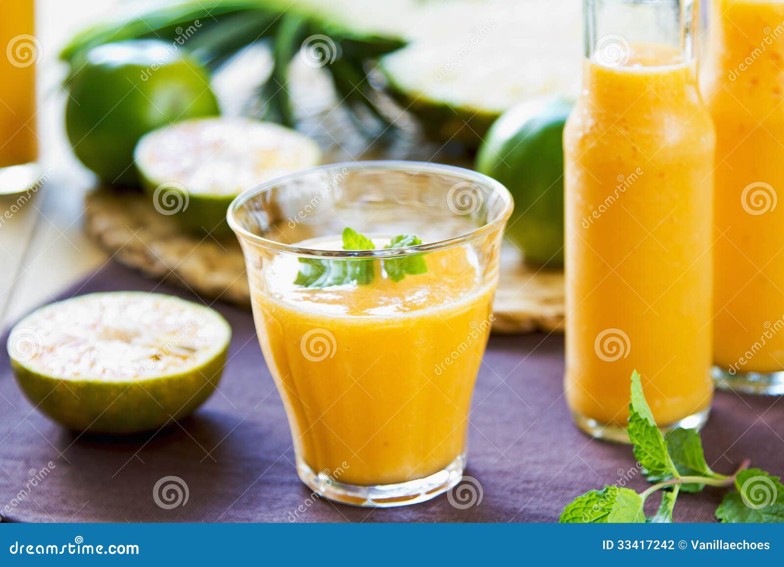 Ananas Mit Orange Und Mango Smoothie Stockfoto - Bild von gesund, küche ...