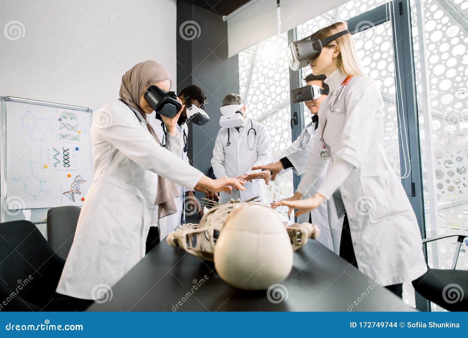 Médico Esperto Com a Tecnologia Da Realidade Aumentada E Virtual  Concentrada Foto de Stock - Imagem de virtual, estudar: 103998384