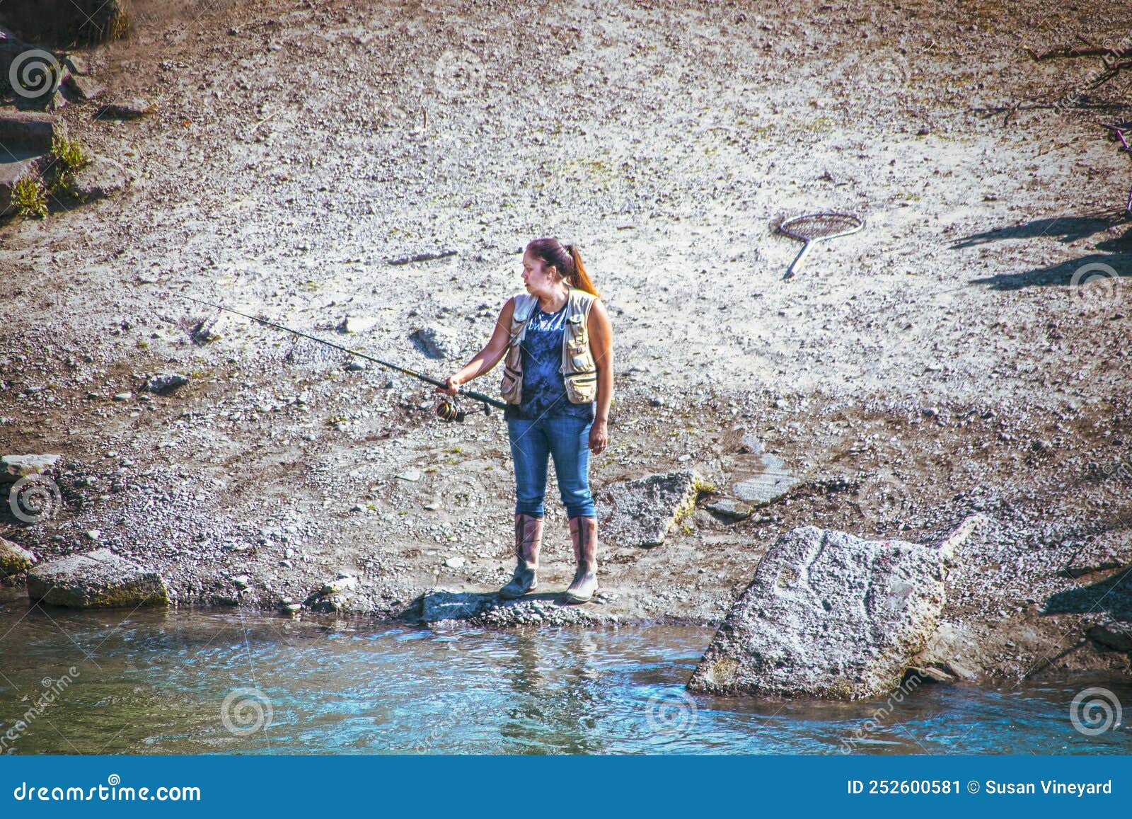 https://thumbs.dreamstime.com/z/anchorage-alaska-usa-woman-rubber-boots-fishing-vest-fishes-salmon-ship-creek-near-downtow-anchorage-alaska-usa-252600581.jpg
