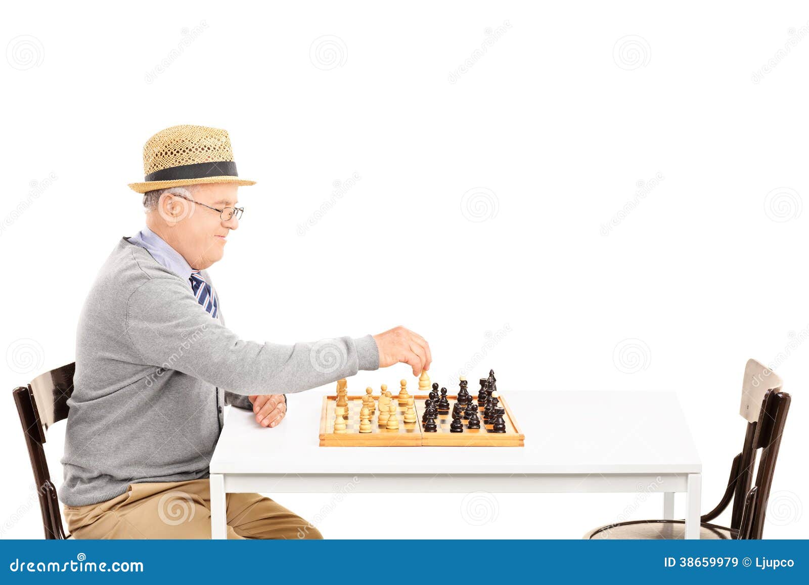 Foto de Homens Idosos Dois Velhos Jogando Xadrez No Parque e mais fotos de  stock de Xadrez - Jogo de tabuleiro - iStock