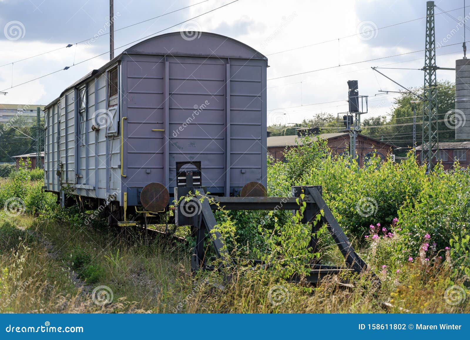 Ancien Wagon De Chemin De Fer De Fret Sur Le Trottoir Photo stock ...