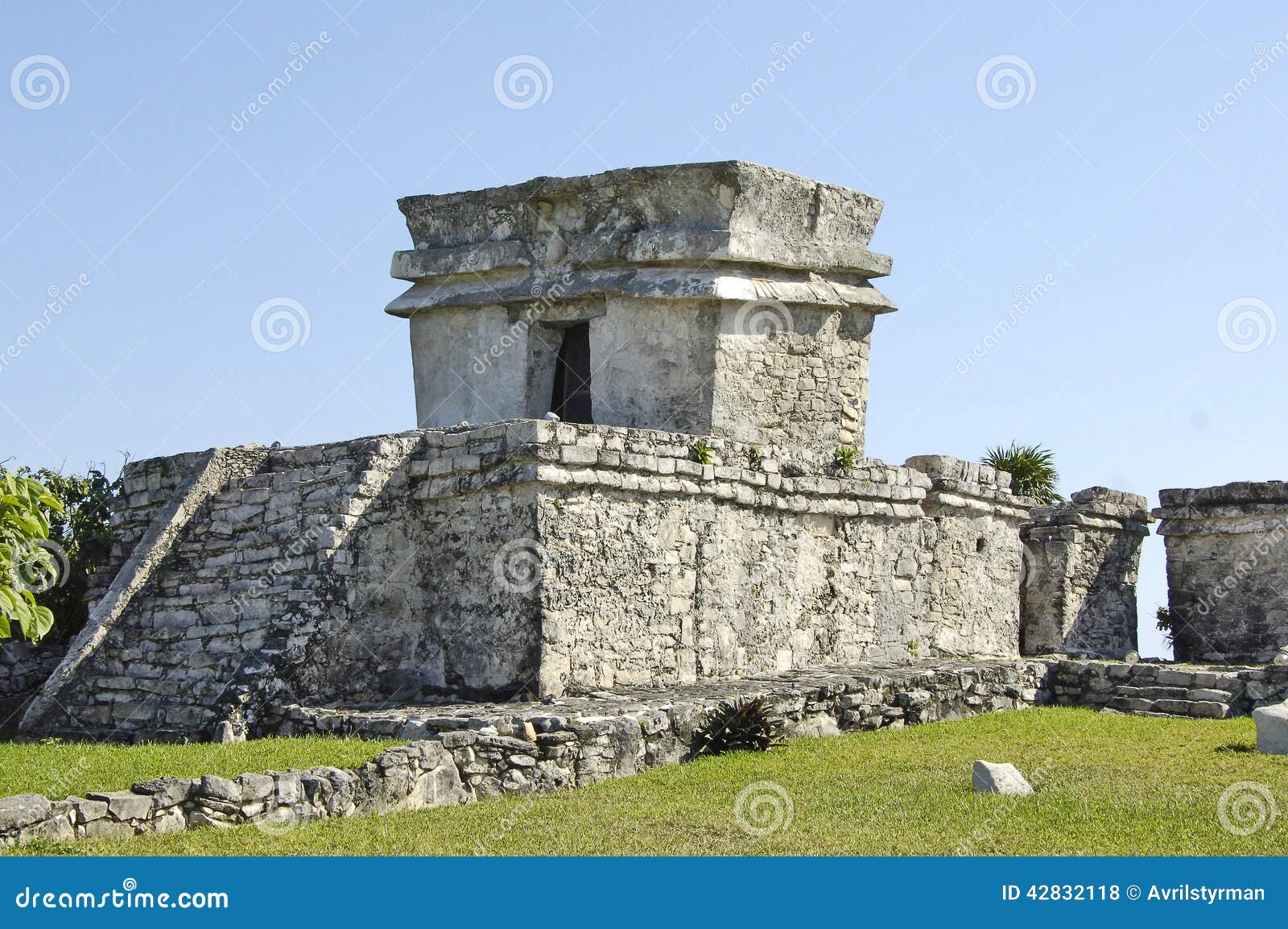 ancient buildings built by the mayas