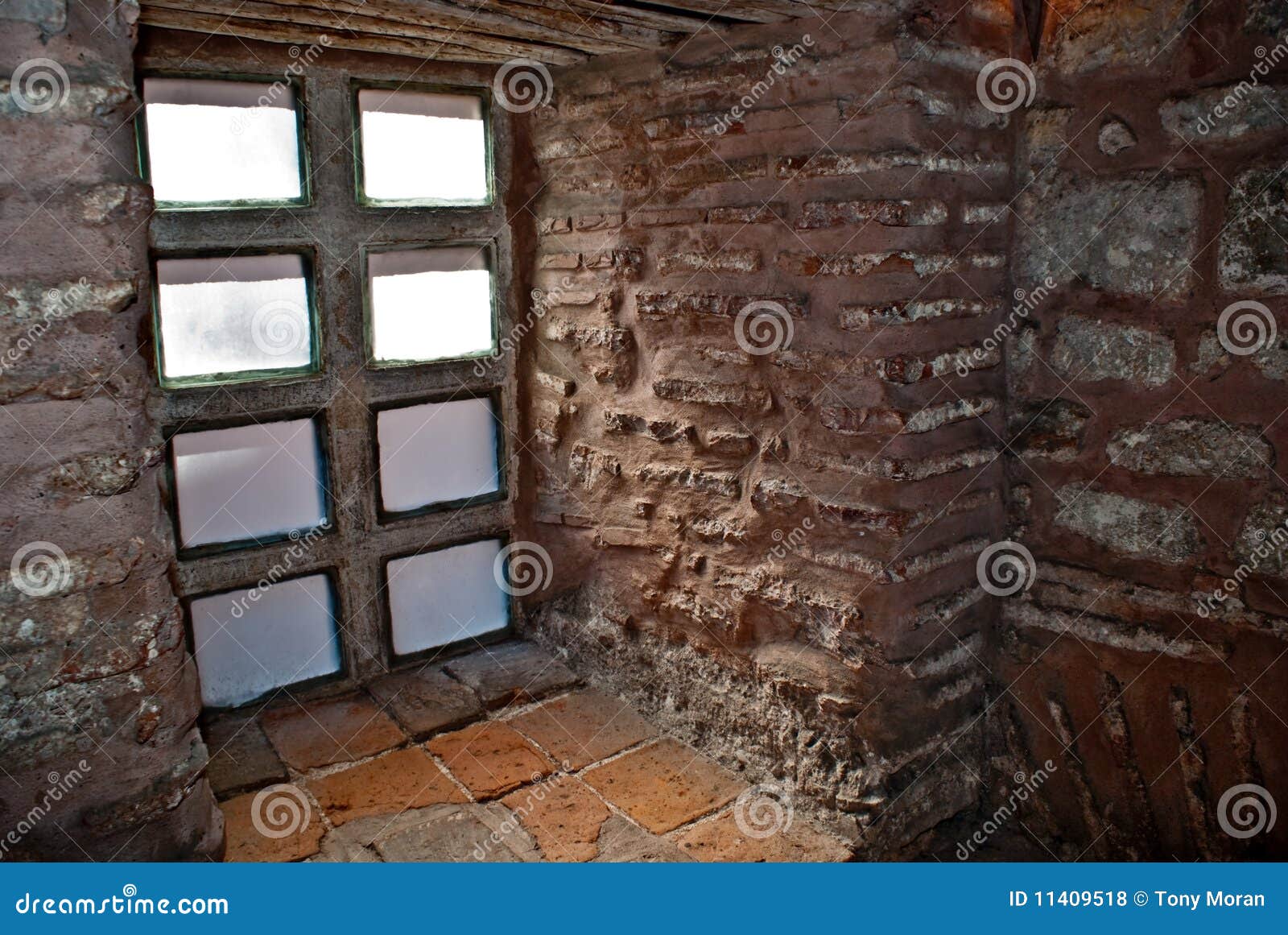 ancient-castle-window-11409518.jpg