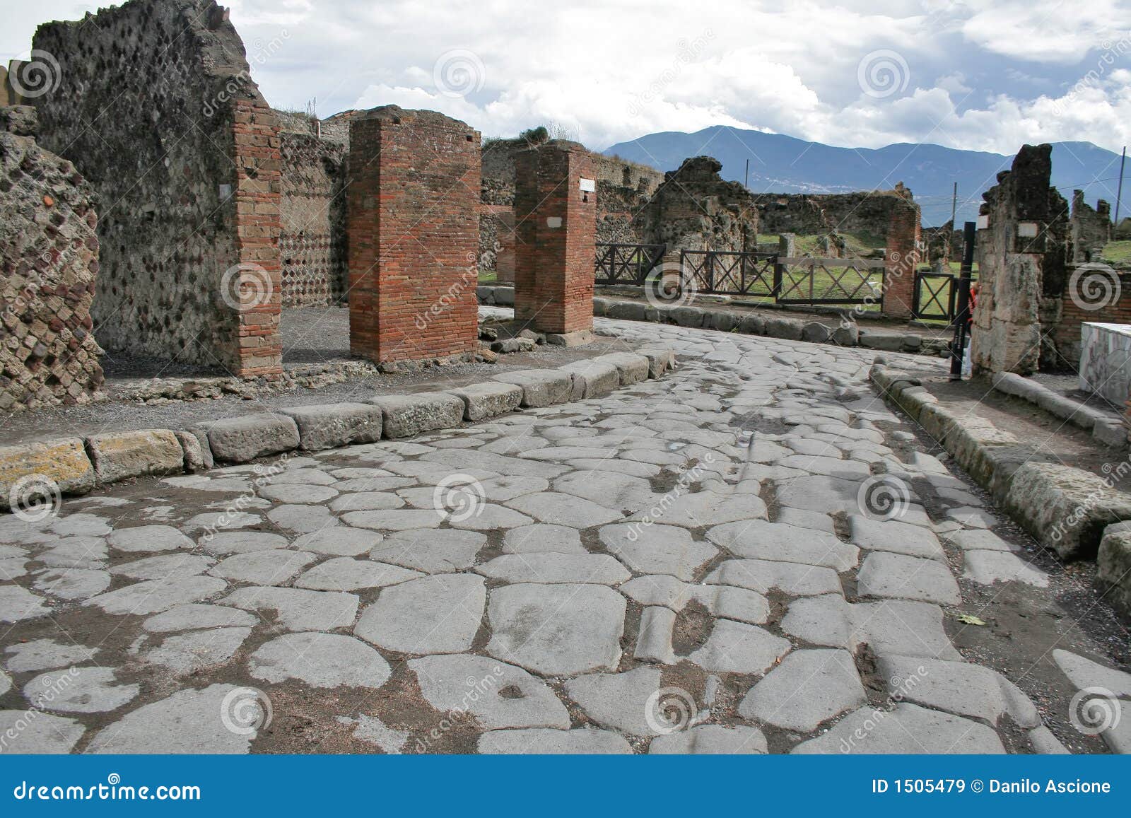pompeii ruins The ruins at pompeii were first discovered late in the 16th century by the architect domenico fontana herculaneum was discovered in 1709, and systematic. pompeii ruins The ruins at pompeii were first discovered late in the 16th century by the architect domenico fontana herculaneum was discovered in 1709, and systematic.