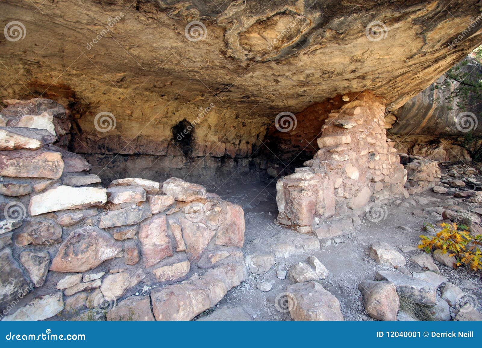 an ancient sinagua cliff dwelling