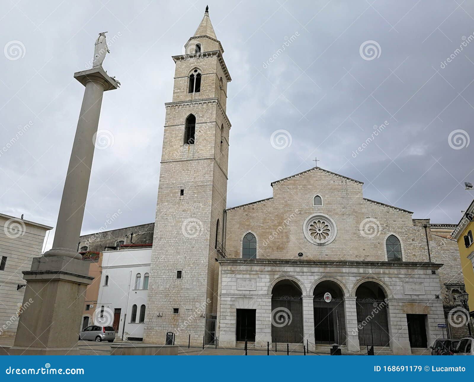 Andria Scorcio Di Piazza Duomo. Редакционное Стоковое Изображение -  изображение насчитывающей колоколов, вход: 168691179