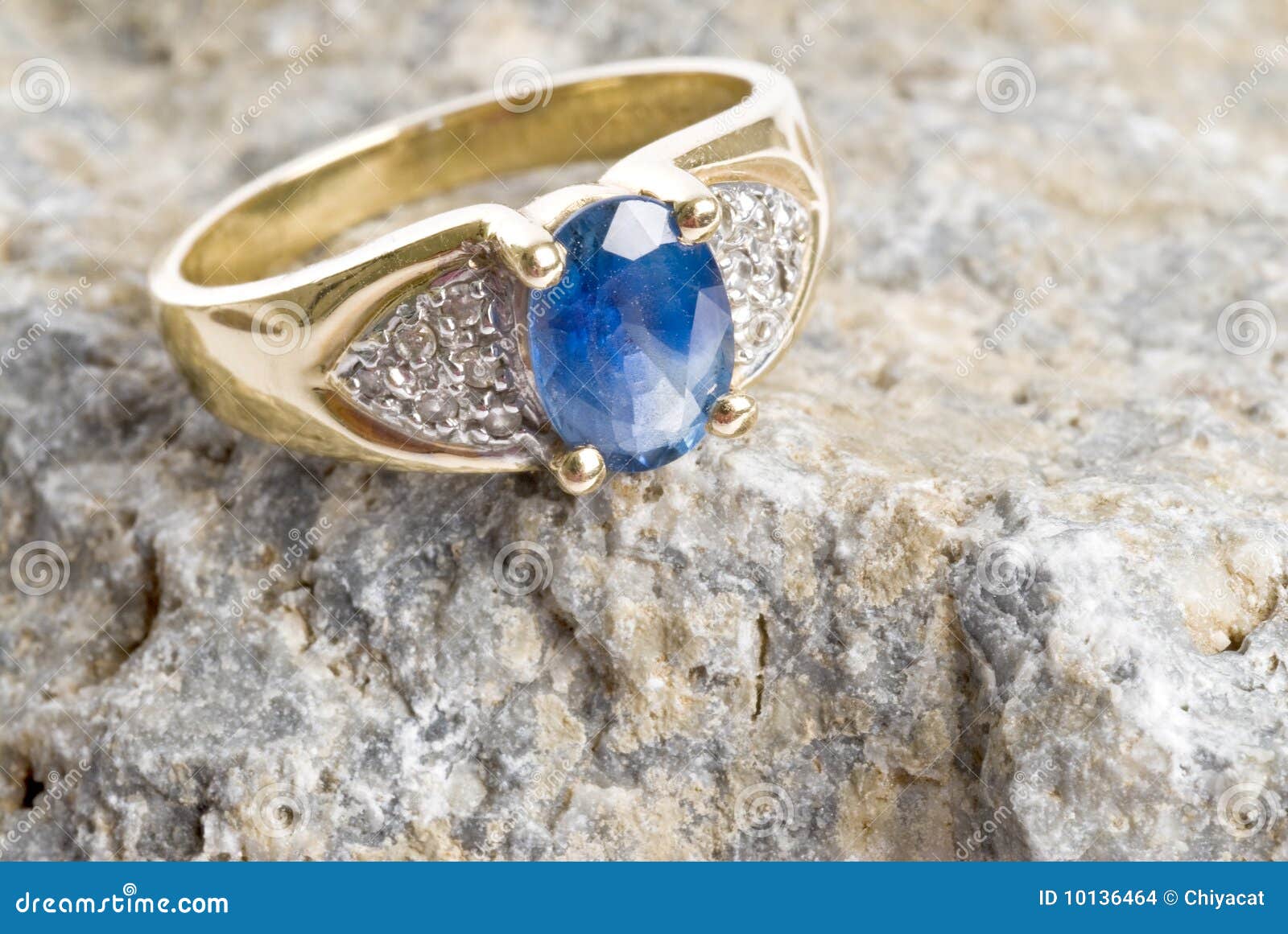 Safira azul cultivada em laboratório com corte princesa certificado pela AGL, image size:1600x1161