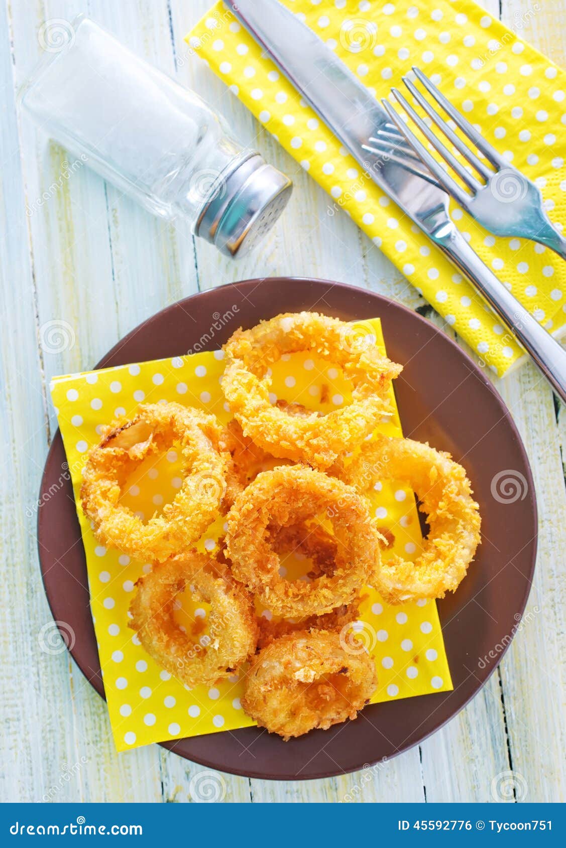 Scatola di cartone con anelli di cipolla fritta croccante su tavola di  legno, primo piano Foto stock - Alamy