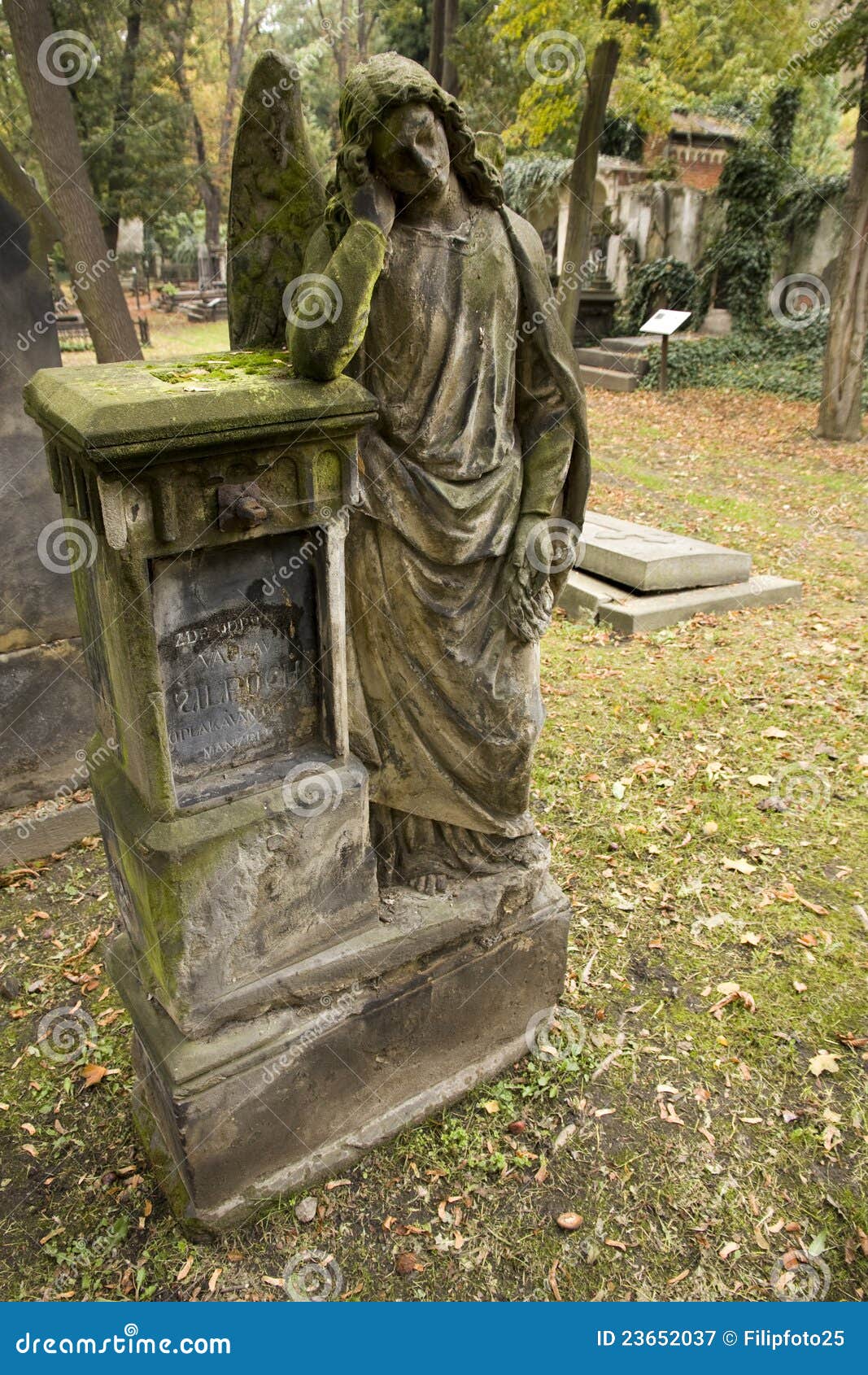 Un ange sur une tombe : Statues : Cimetières : Cimetière du Père