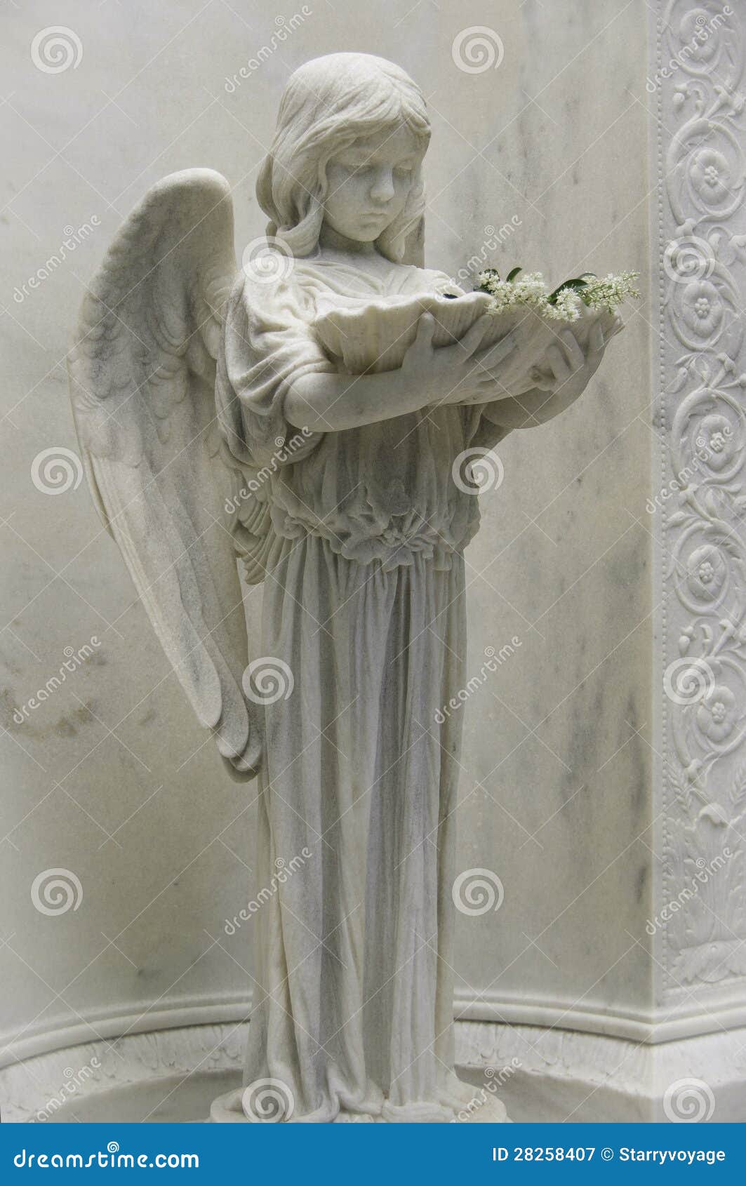 Un Ange Avec Une Colombe Sculpture Dans Le Cimetière La Figure D
