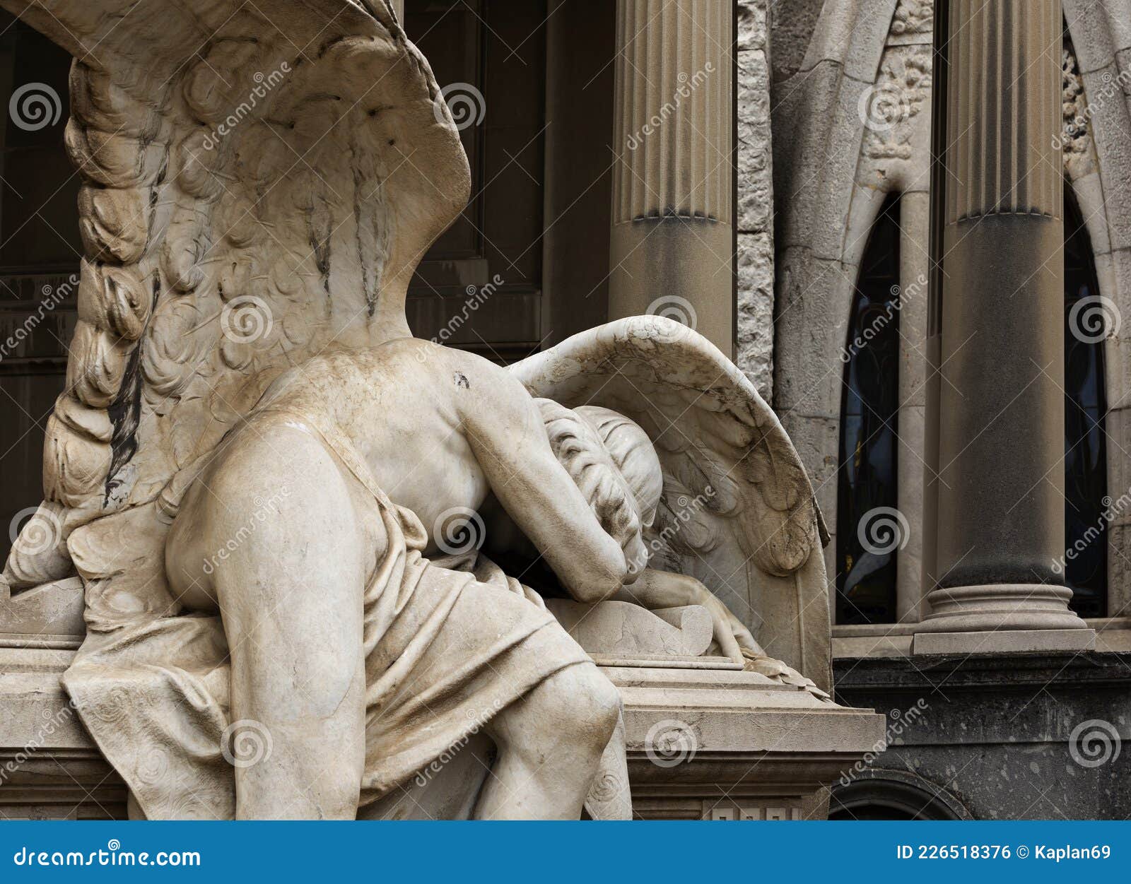 Ange En Larmes Au-dessus De La Tombe Photo stock - Image du