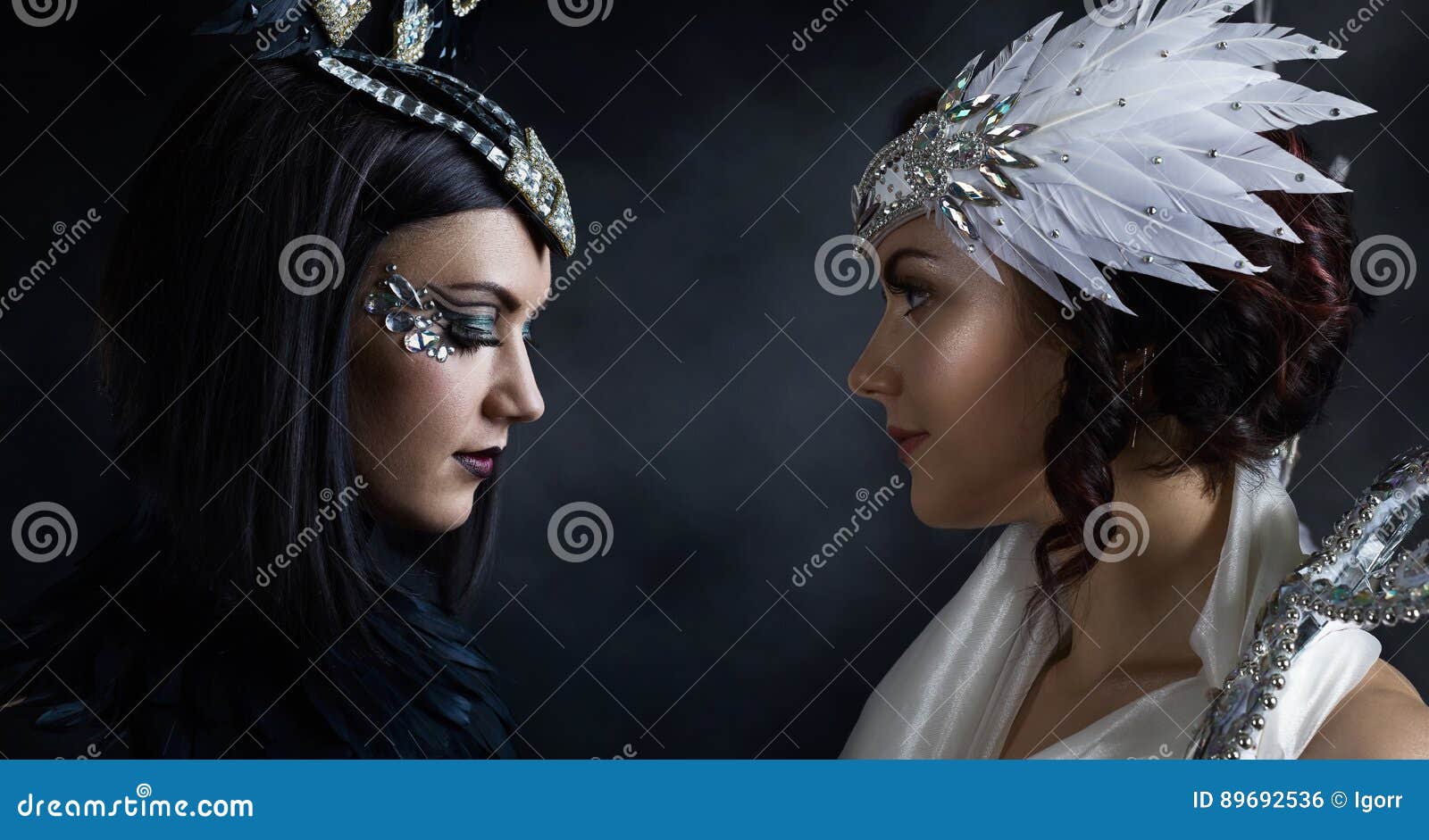 Ange Noir Et Blanc Sur Le Fond Noir Photo Stock Image Du Humain Mode Ange Noir Et Blanc Sur Le Fond Noir Photo Stock Image Du Humain Mode