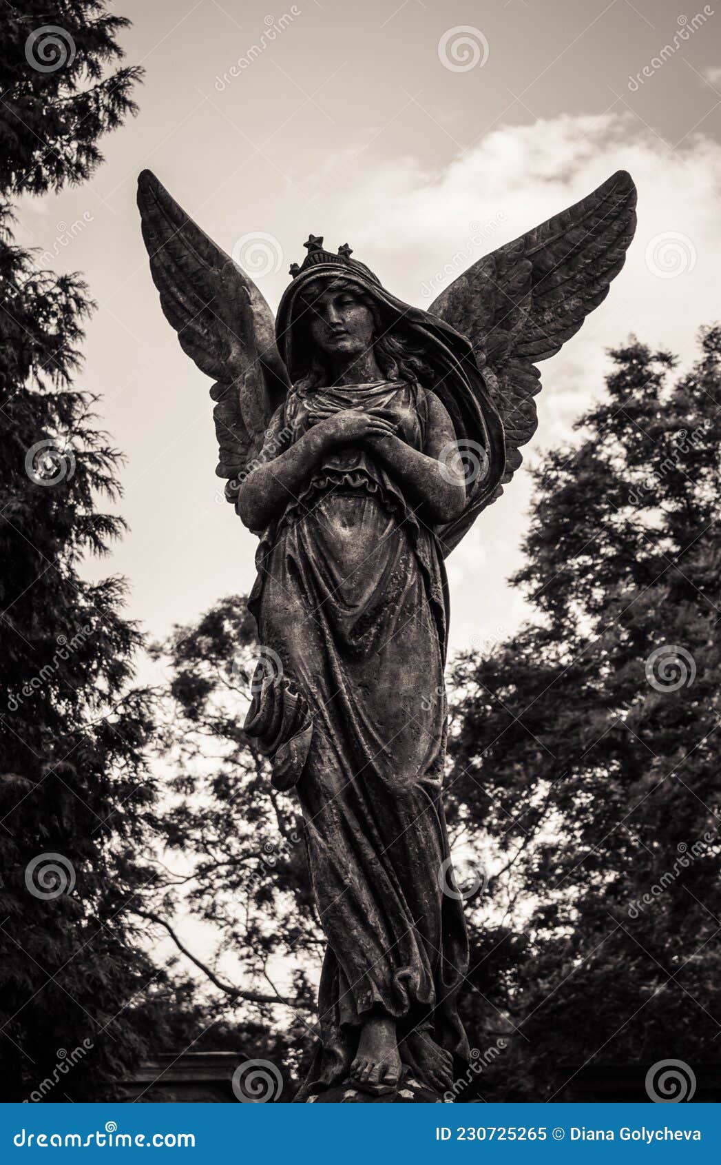 Ange Triste Dans Le Vieux Cimetière. Sculpture D'ange Sur La Tombe