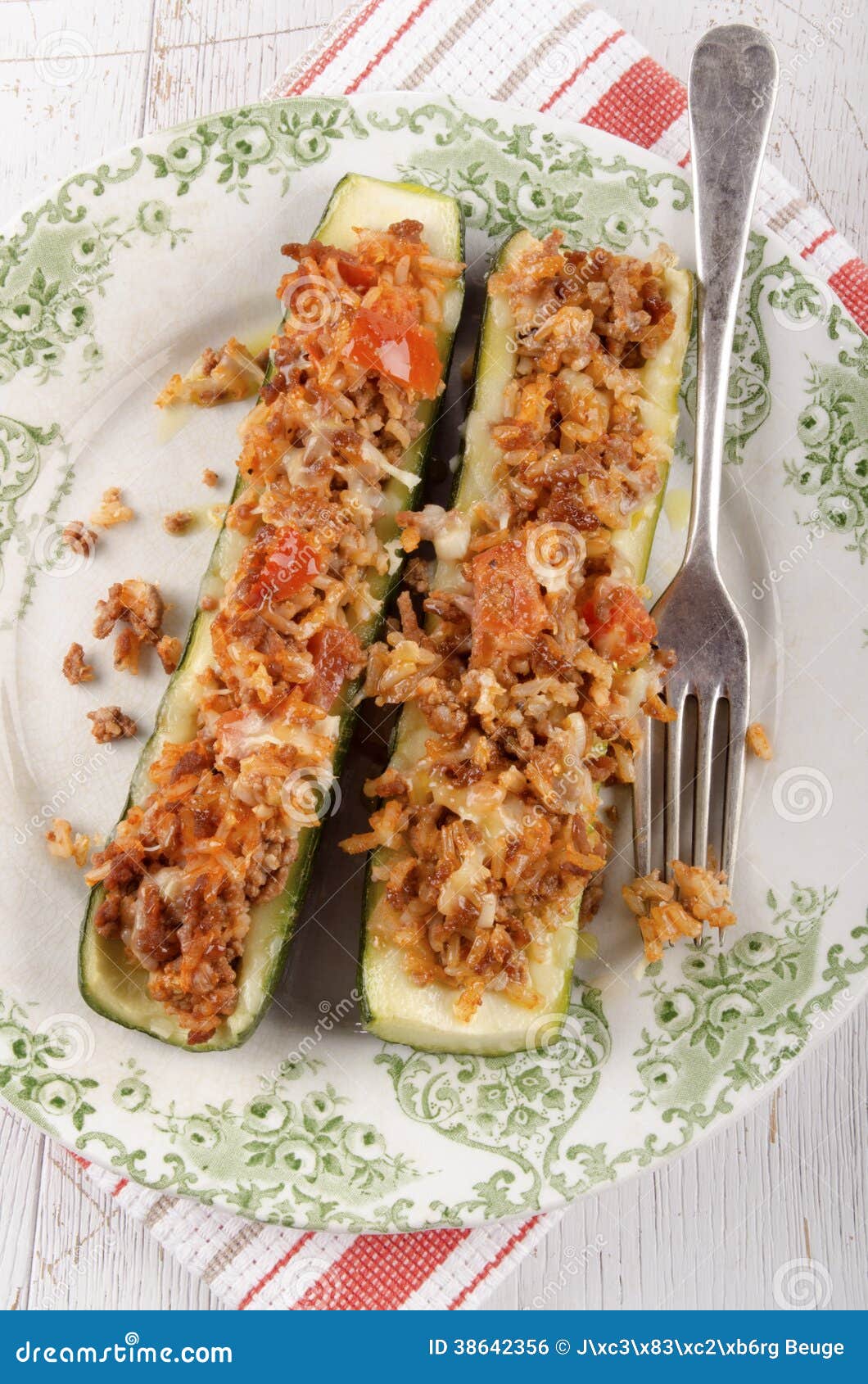 Angefüllte Zucchini Mit Reis- Und Hackfleischfüllung Stockfoto - Bild ...