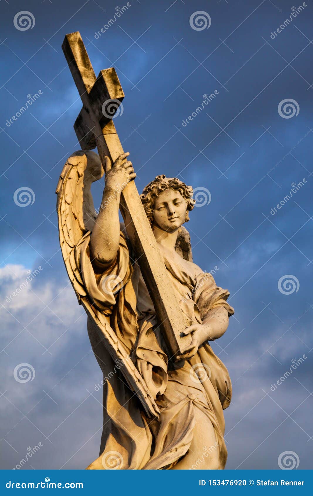 Angel Cross. La figure de l'ange triste porte la croix lourde dans la lumière égalisante